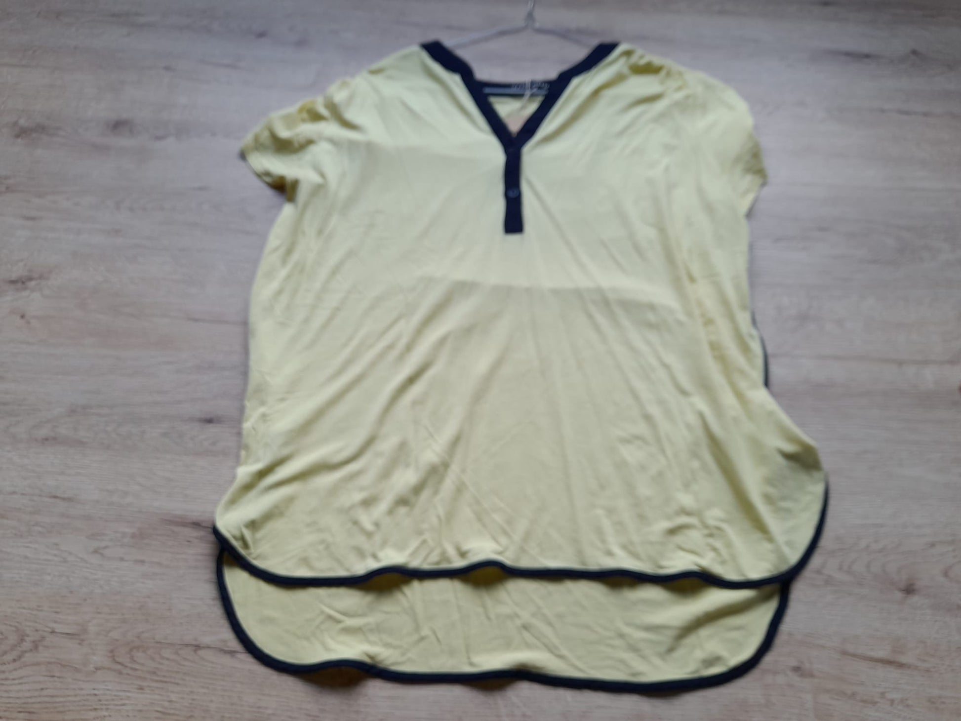 BLUSA LARGA AMARILLA CON RIBETE AZUL
