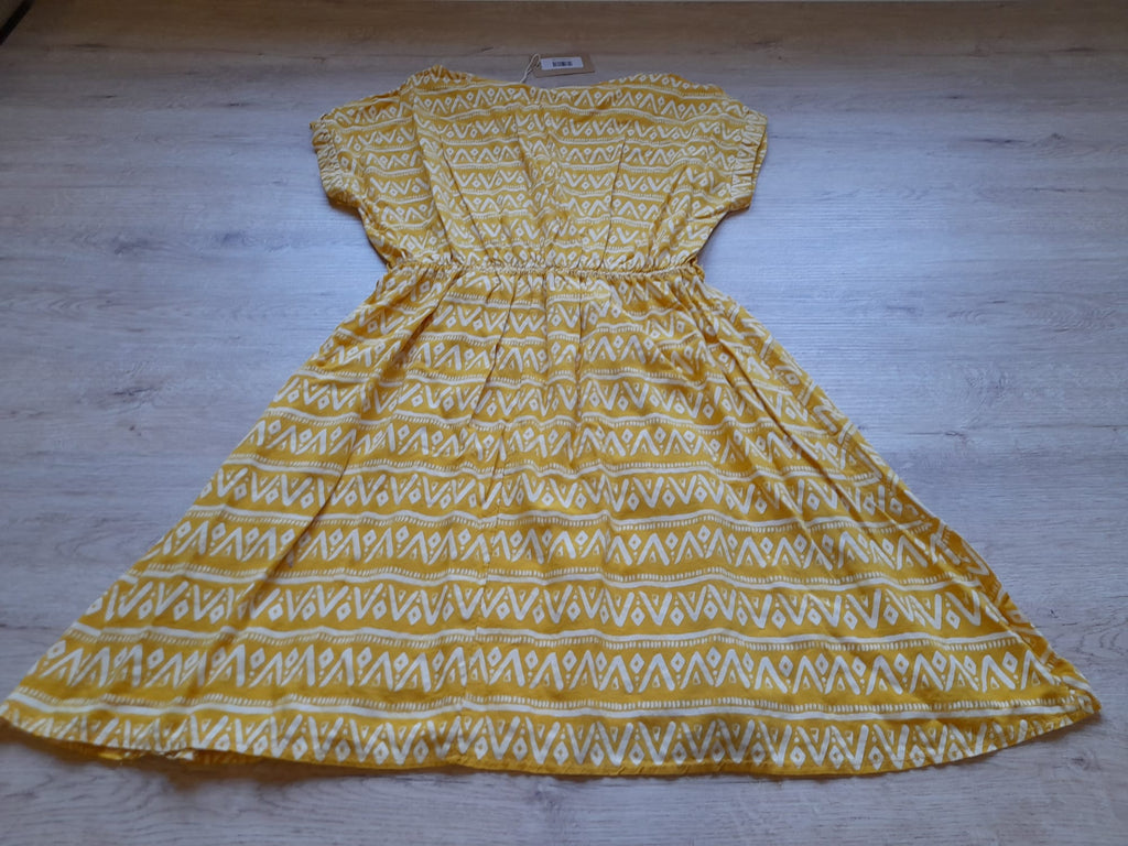 VESTIDO MIDI PLAYERO AMARILLO CON ESTAMPADO GEOMÉTRICO Y CINTURÓN