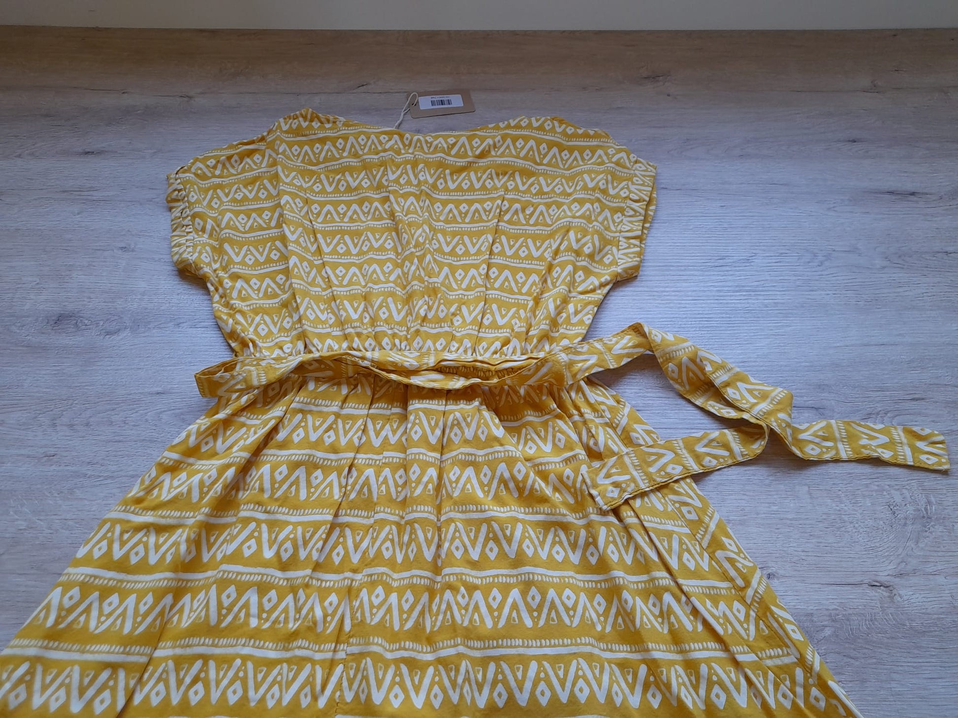 VESTIDO MIDI PLAYERO AMARILLO CON ESTAMPADO GEOMÉTRICO Y CINTURÓN