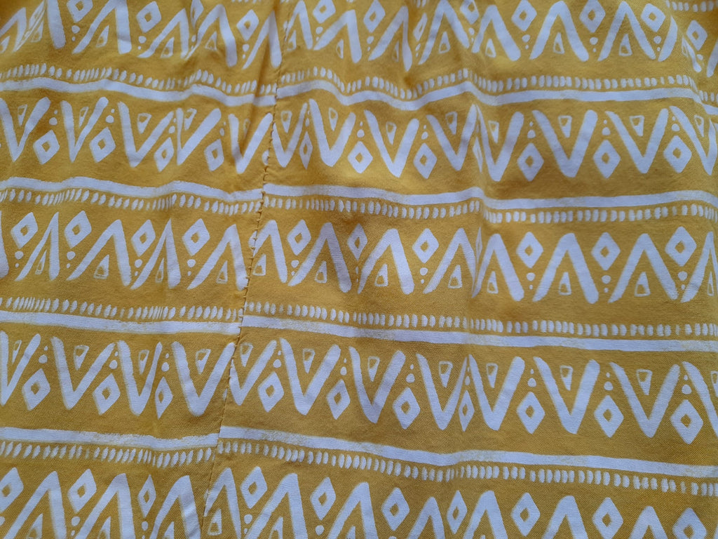 VESTIDO MIDI PLAYERO AMARILLO CON ESTAMPADO GEOMÉTRICO Y CINTURÓN