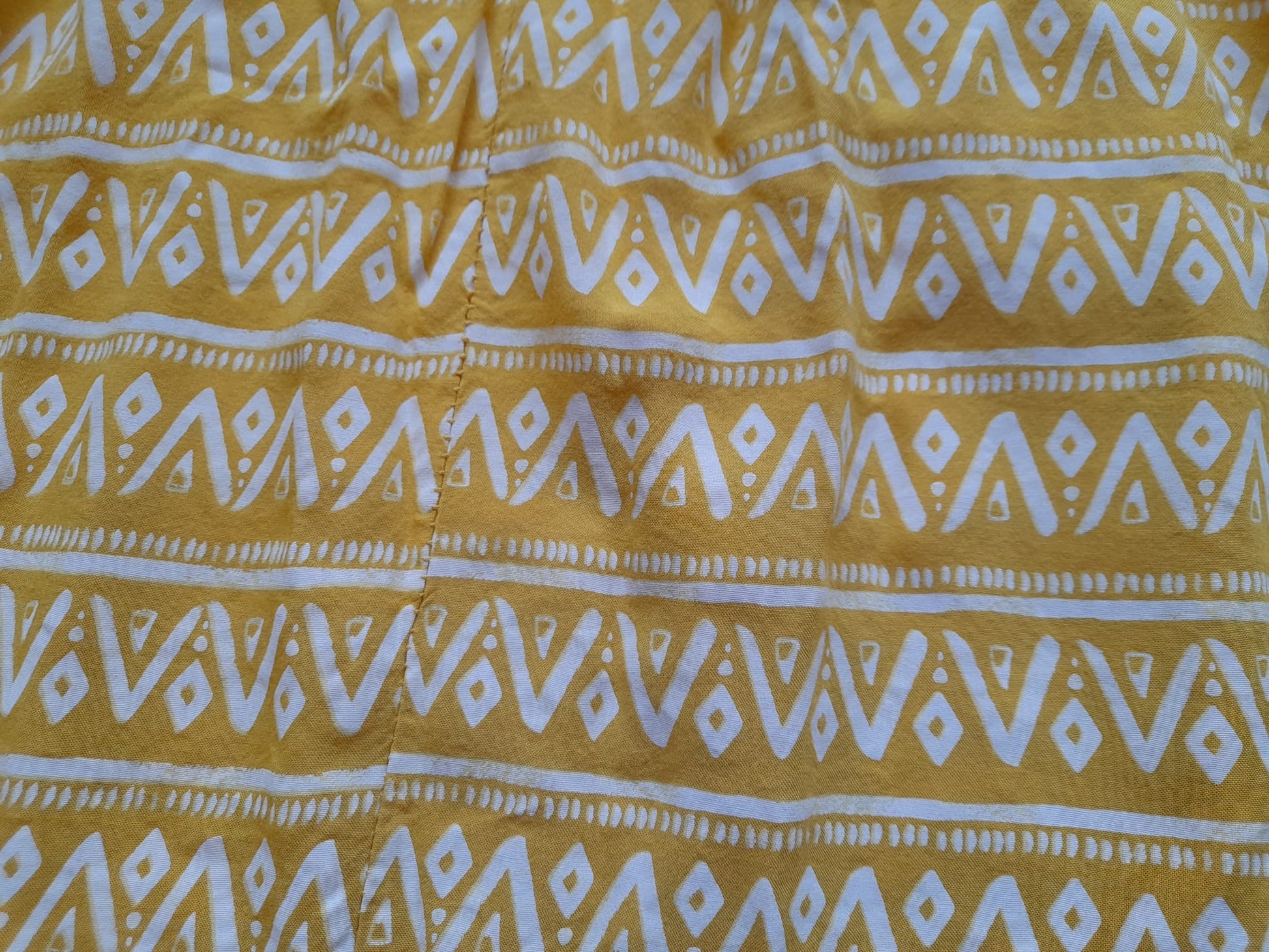 VESTIDO MIDI PLAYERO AMARILLO CON ESTAMPADO GEOMÉTRICO Y CINTURÓN