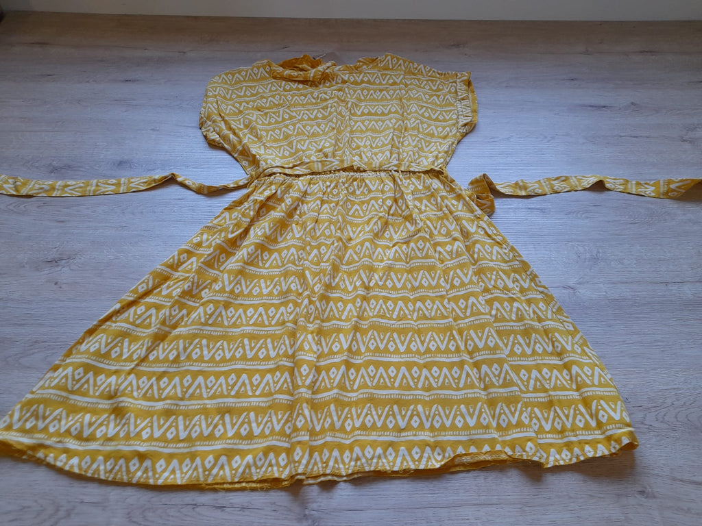 VESTIDO MIDI PLAYERO AMARILLO CON ESTAMPADO GEOMÉTRICO Y CINTURÓN