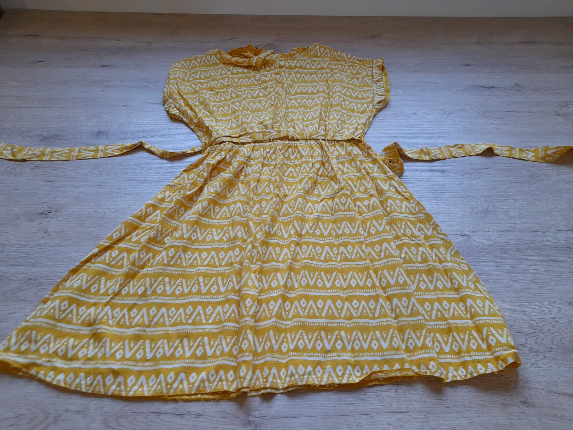 VESTIDO MIDI PLAYERO AMARILLO CON ESTAMPADO GEOMÉTRICO Y CINTURÓN
