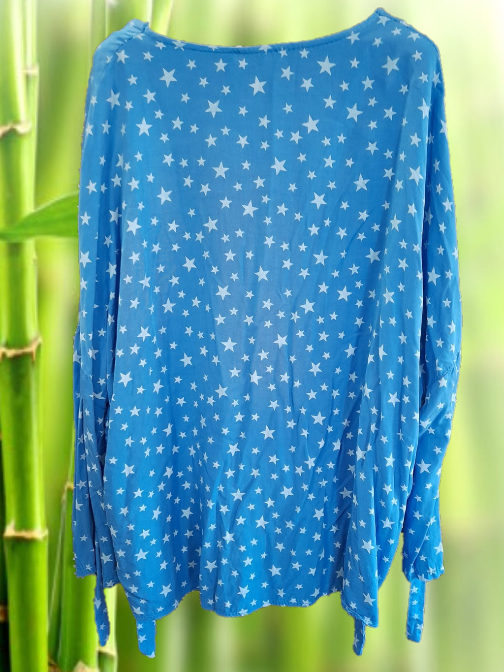 BLUSA M/L CON ESTAMPADO DE ESTRELLAS (posibilidad de anudar las mangas para hacerlas más cortas )