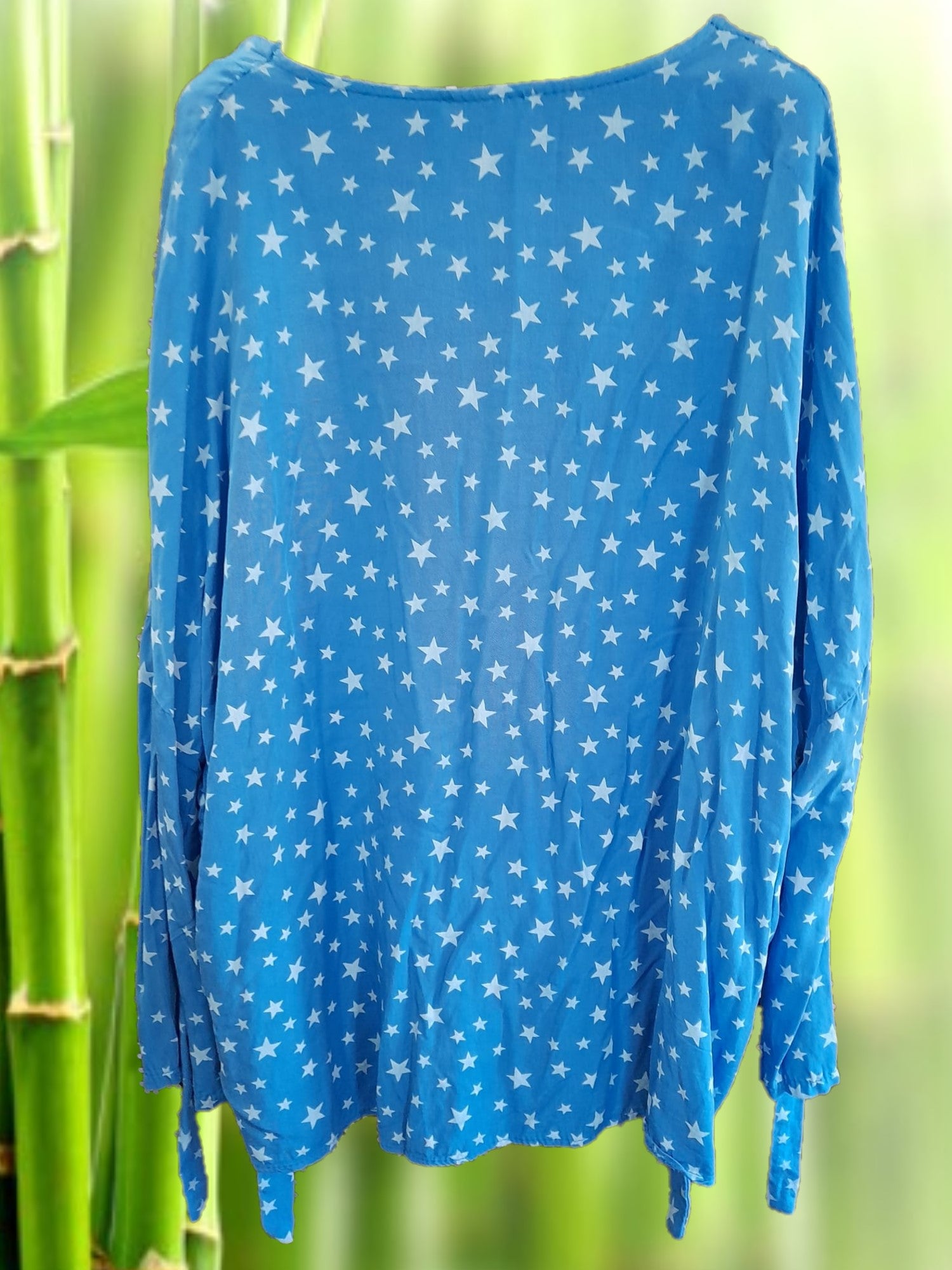 BLUSA M/L CON ESTAMPADO DE ESTRELLAS (posibilidad de anudar las mangas para hacerlas más cortas )