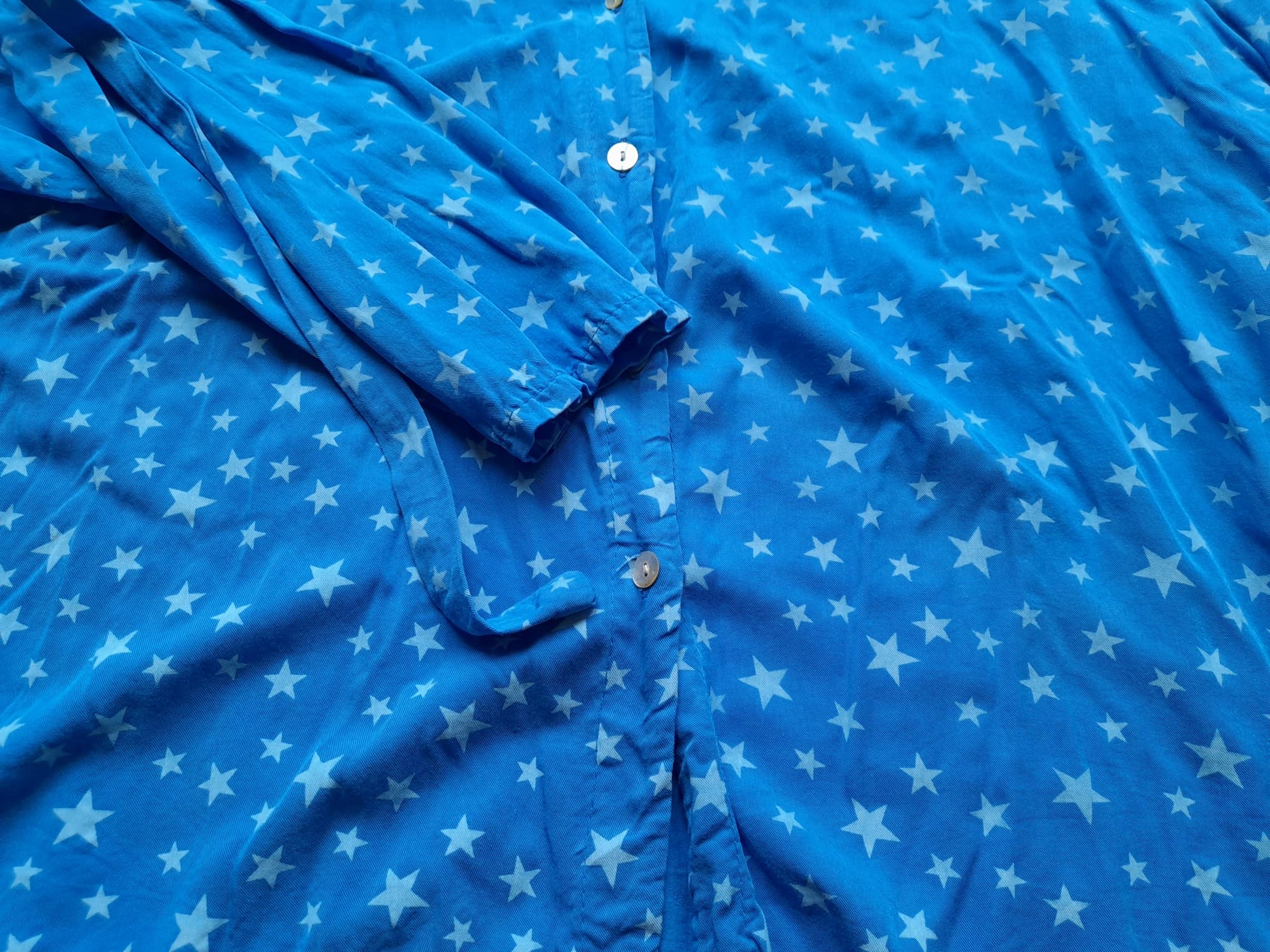 BLUSA M/L CON ESTAMPADO DE ESTRELLAS (posibilidad de anudar las mangas para hacerlas más cortas )
