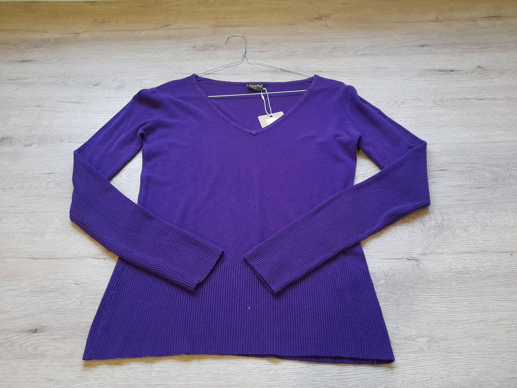 JERSEY PUNTO MORADO CUELLO DE PICO
