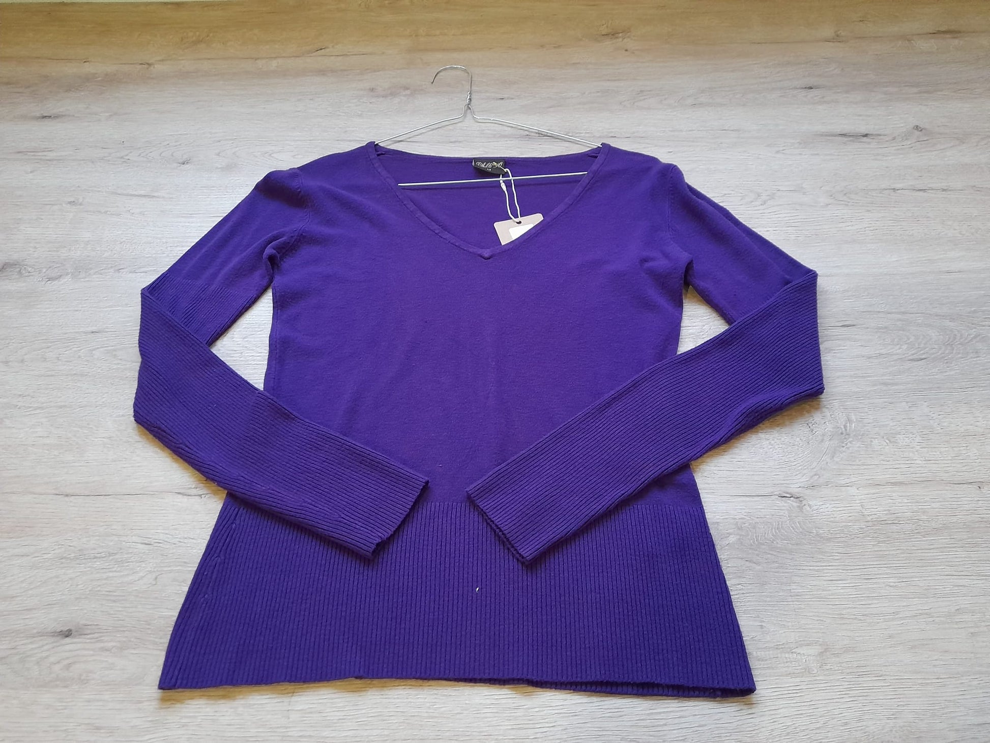 JERSEY PUNTO MORADO CUELLO DE PICO