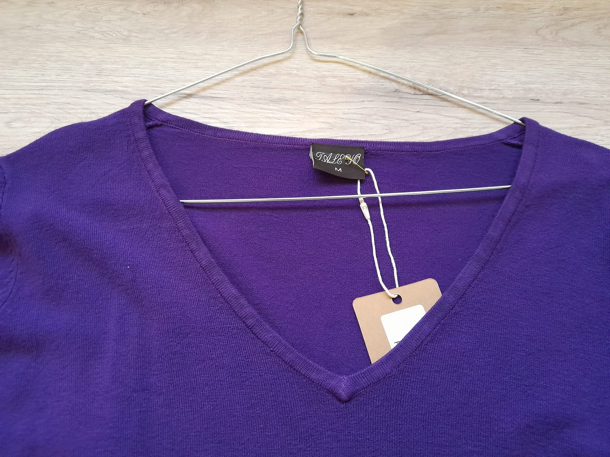 JERSEY PUNTO MORADO CUELLO DE PICO