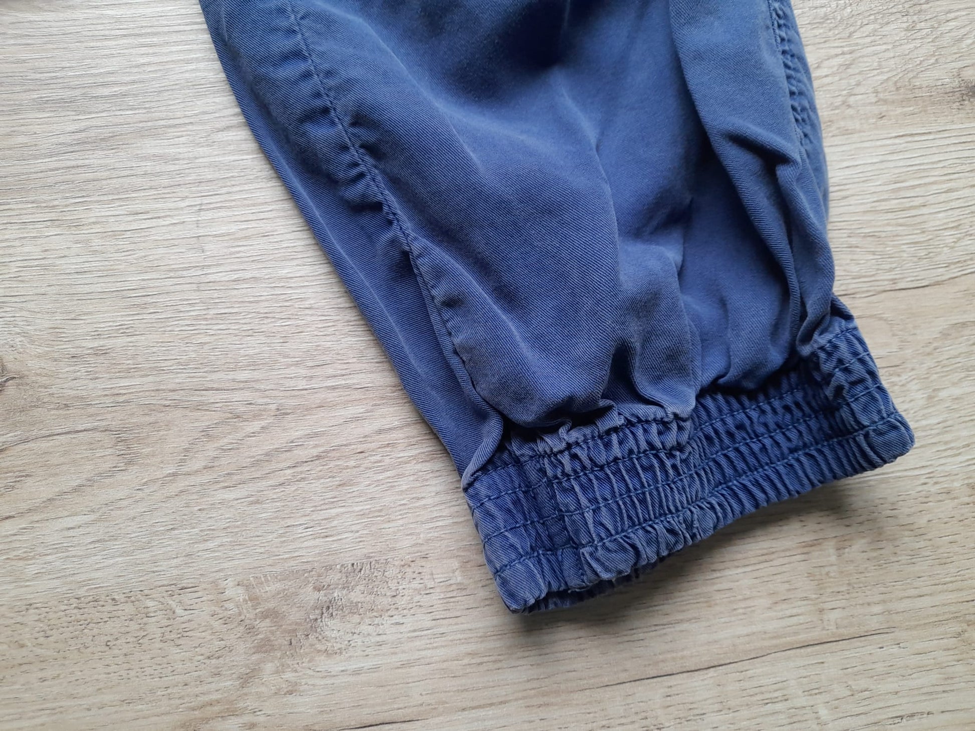 PANTALÓN AZUL MARINO BOMBACHO CON GOMAS TOBILLO
