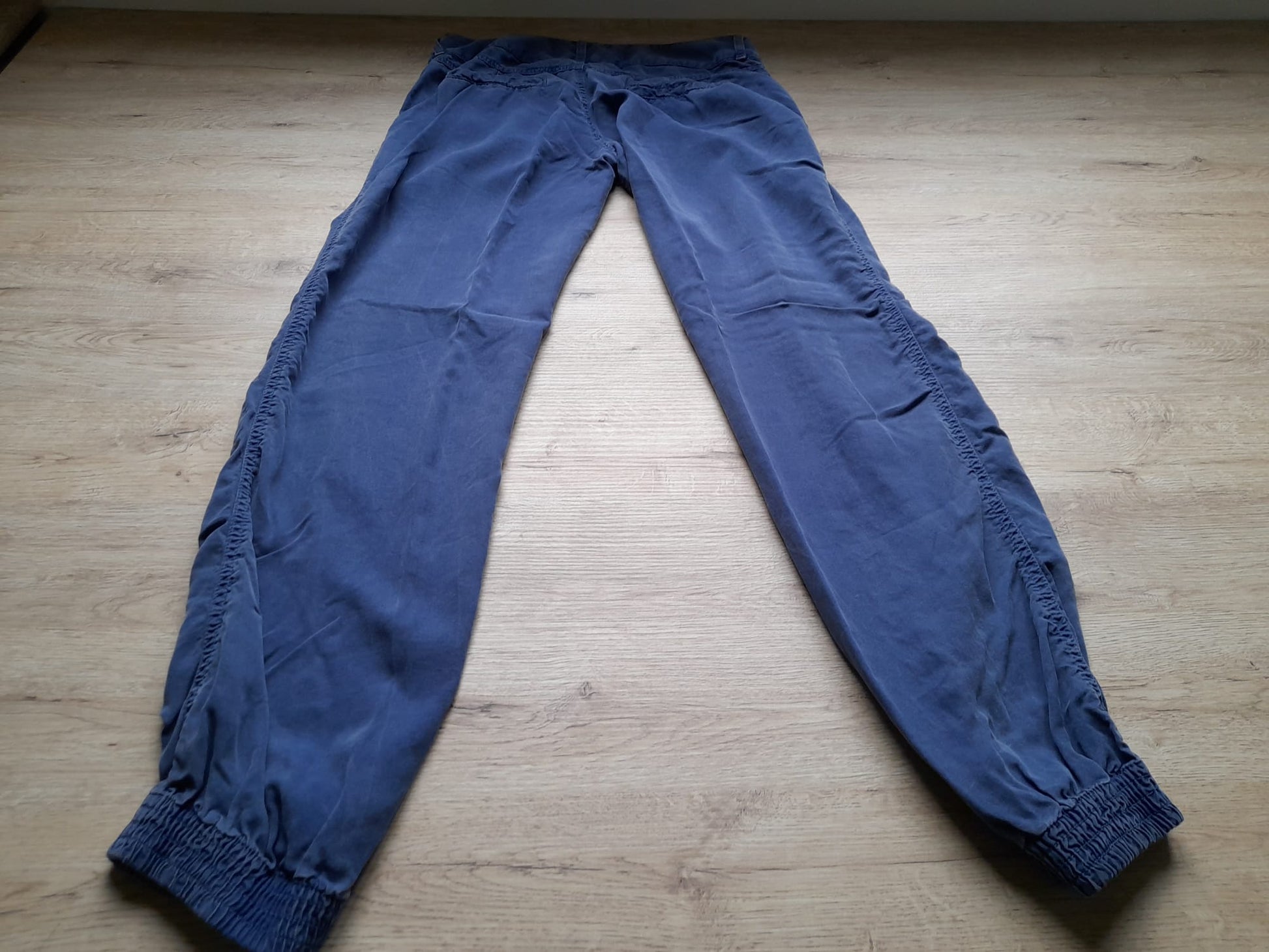 PANTALÓN AZUL MARINO BOMBACHO CON GOMAS TOBILLO