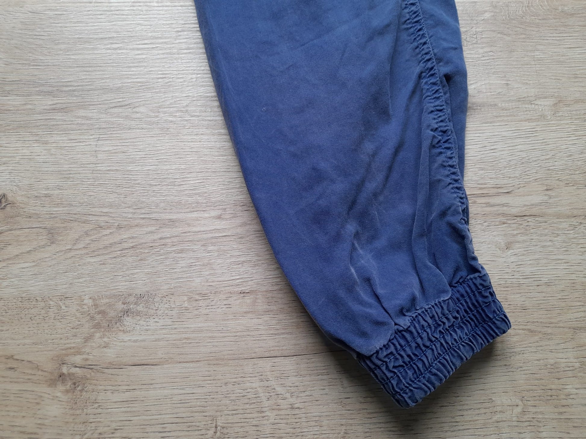 PANTALÓN AZUL MARINO BOMBACHO CON GOMAS TOBILLO