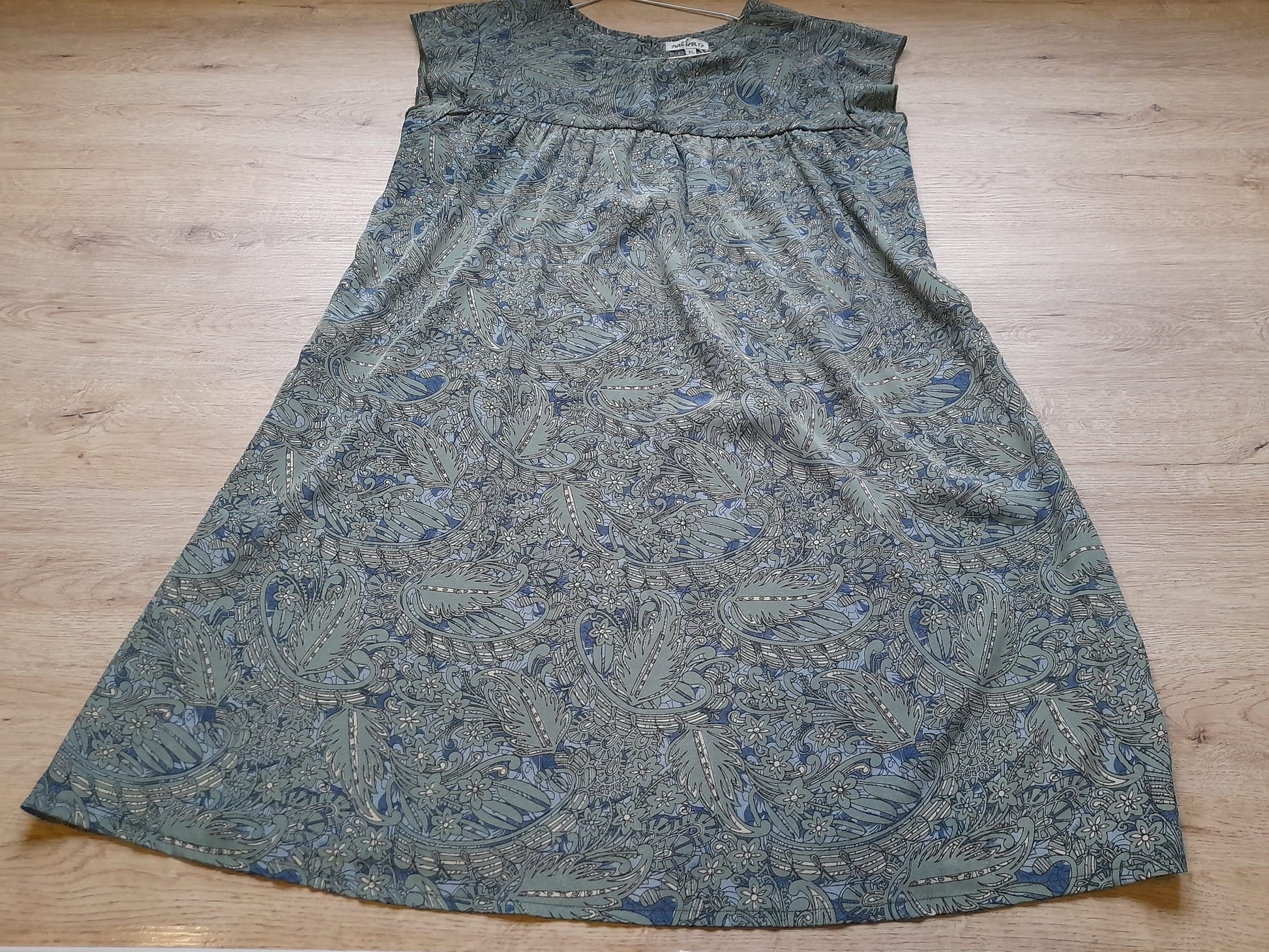 VESTIDO MIDI AZUL CON ESTAMPADO GEOMÉTRICO M/C