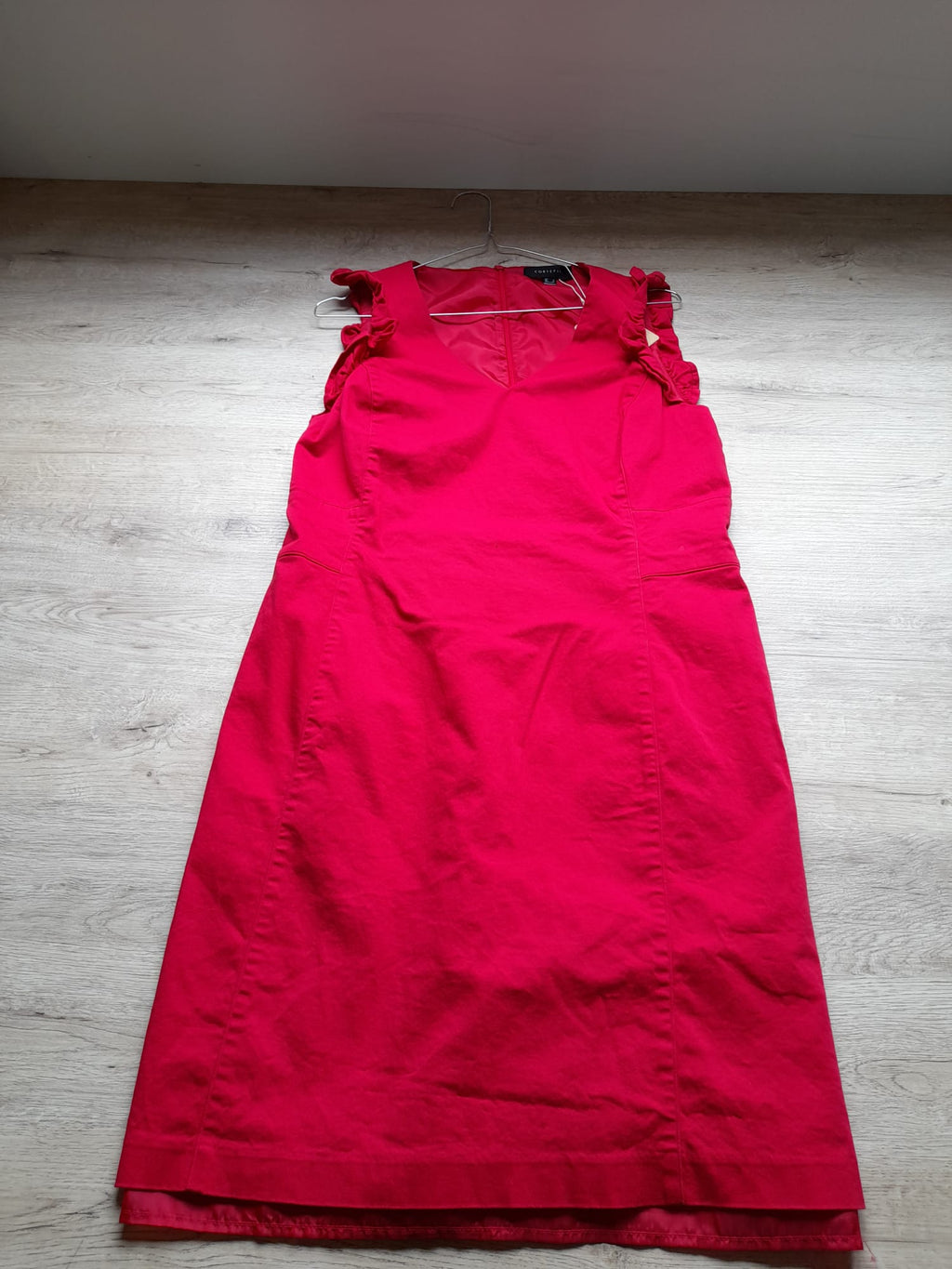 VESTIDO ROJO SIN MANGAS Y DETALLES DE VOLANTES
