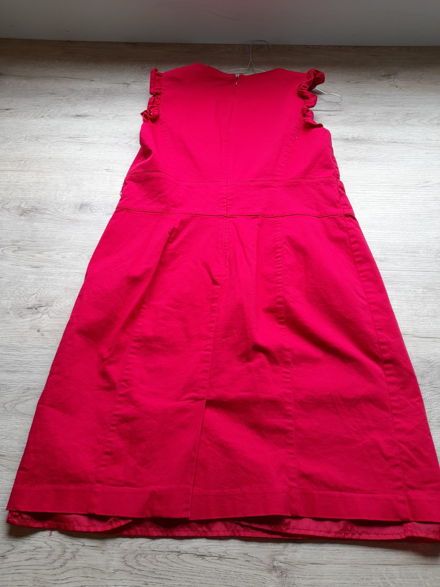 VESTIDO ROJO SIN MANGAS Y DETALLES DE VOLANTES
