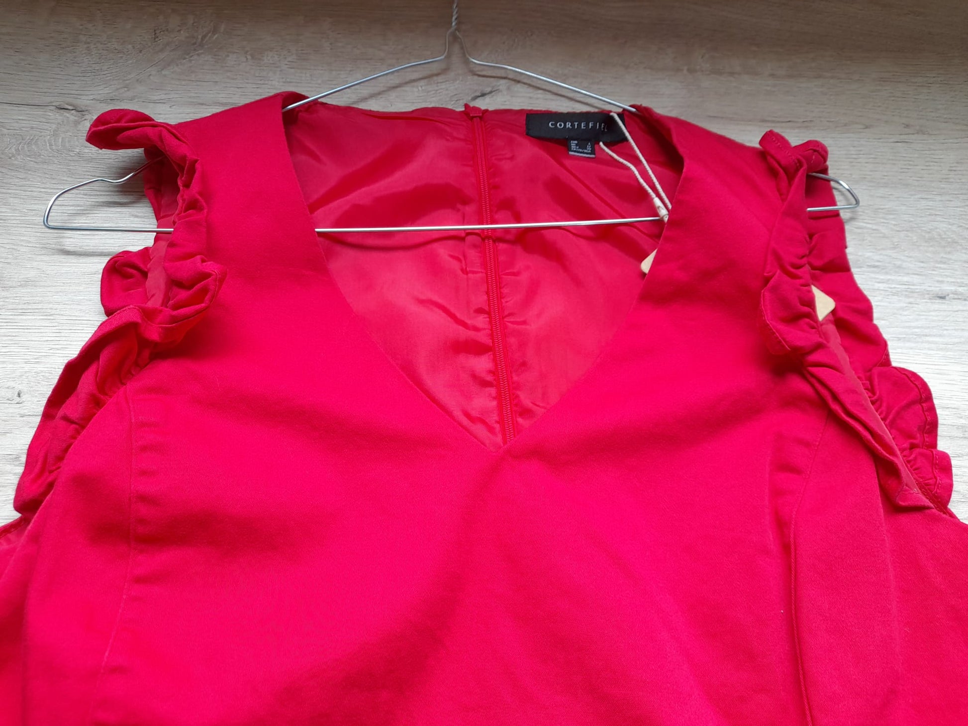 VESTIDO ROJO SIN MANGAS Y DETALLES DE VOLANTES