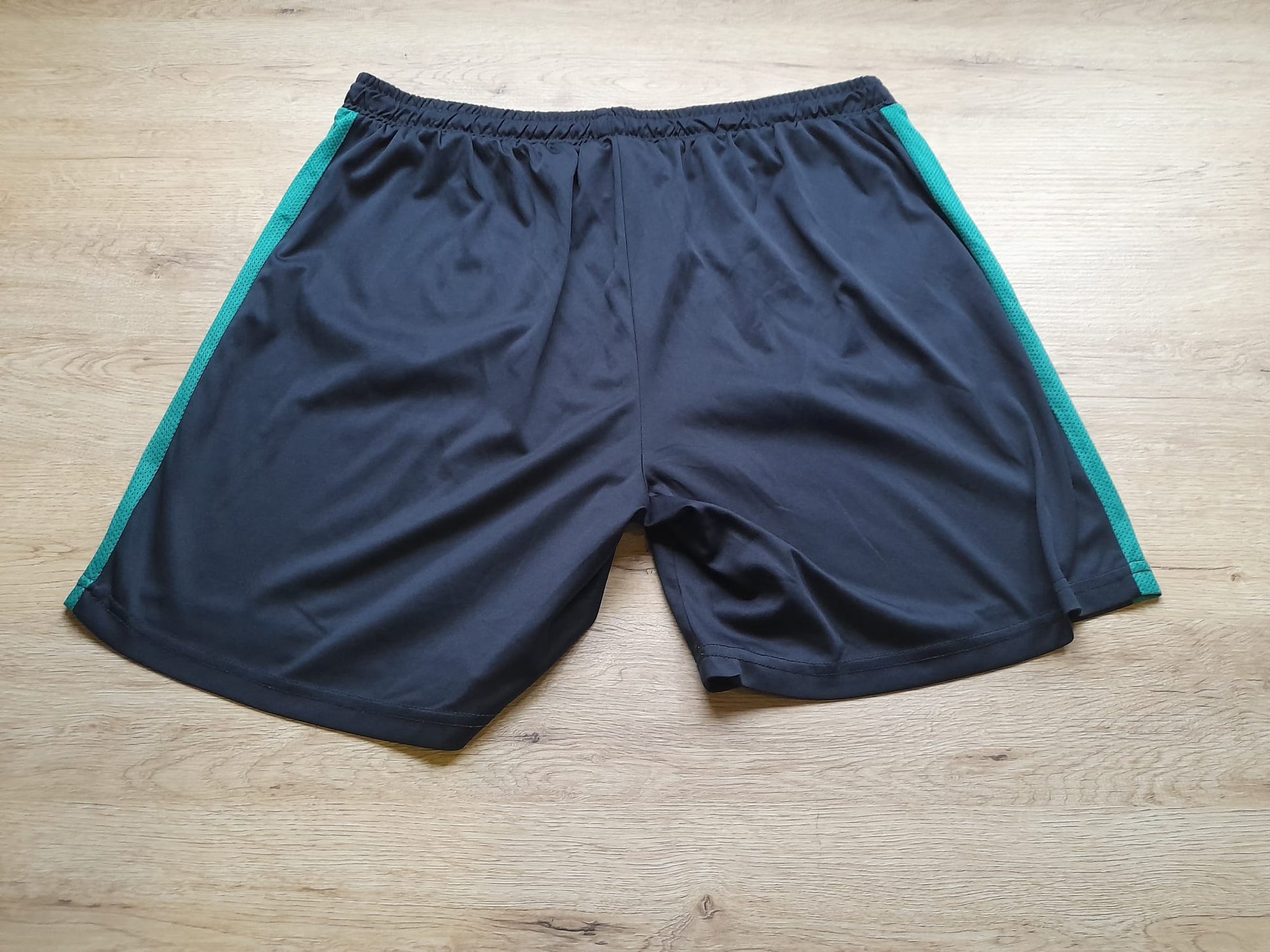 PANTALÓN CORTO DEPORTE AZUL AMRINO CON RAYA VERDE TRANSPIRABLE