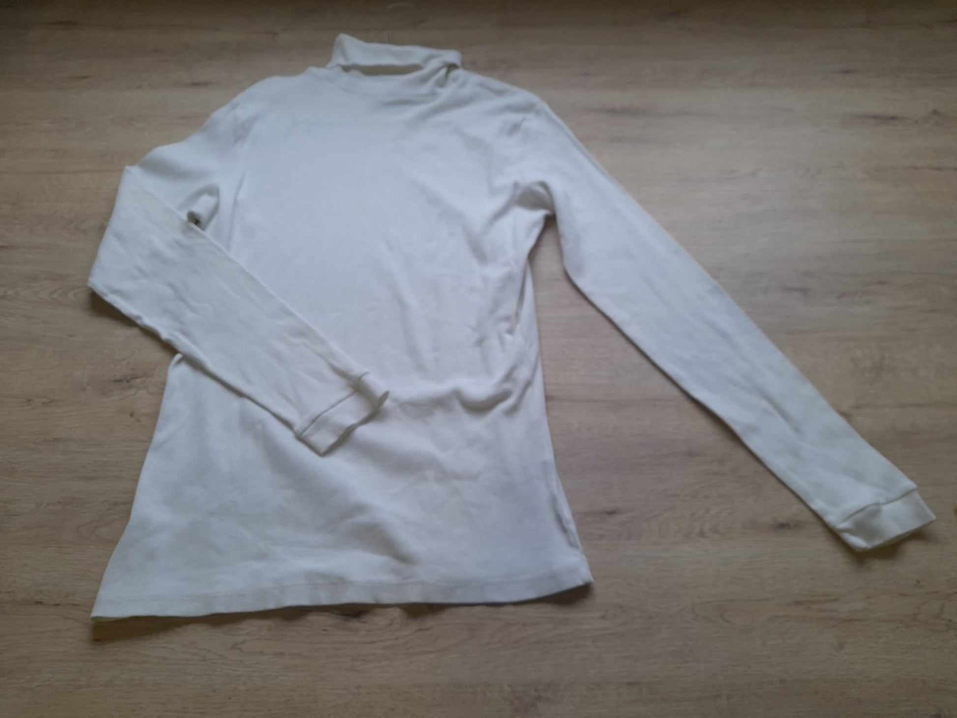 CAMISETA BLANCA M/L DE CANALÉ (PEQUEÑA MANCHA EN MANGA IZQUIERDA)