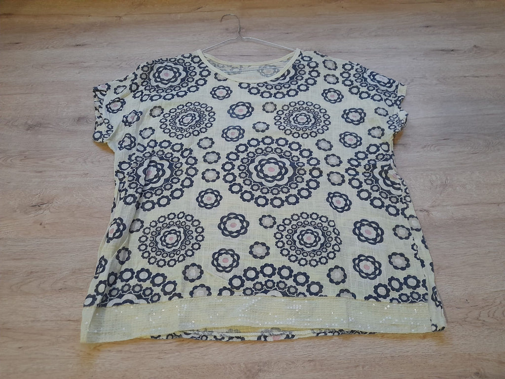 BLUSA  AMARILLA VERANIEGA M/C CON ESTAMPADO Y LENTEJUELAS