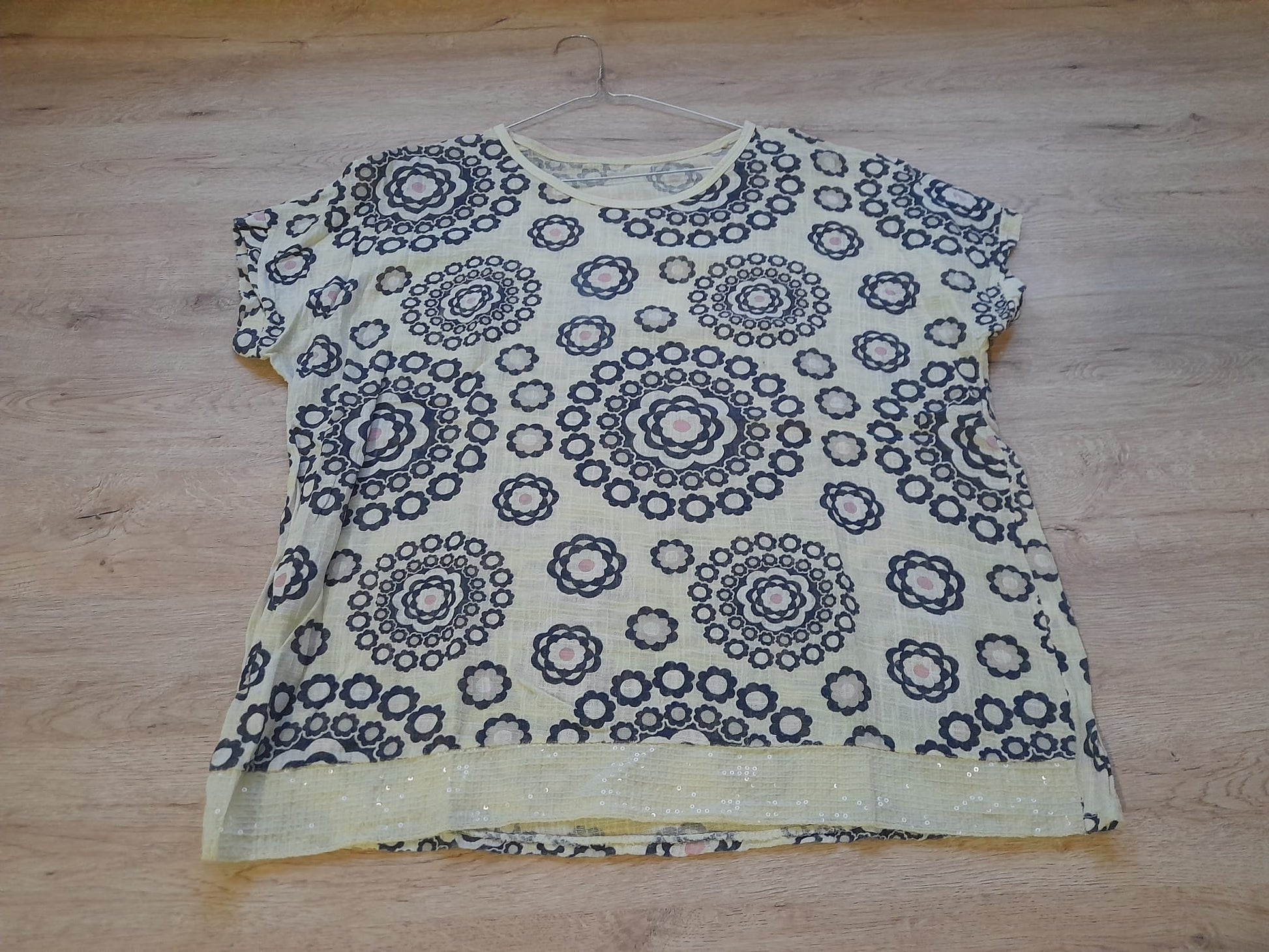 BLUSA  AMARILLA VERANIEGA M/C CON ESTAMPADO Y LENTEJUELAS