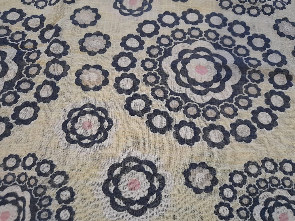 BLUSA  AMARILLA VERANIEGA M/C CON ESTAMPADO Y LENTEJUELAS