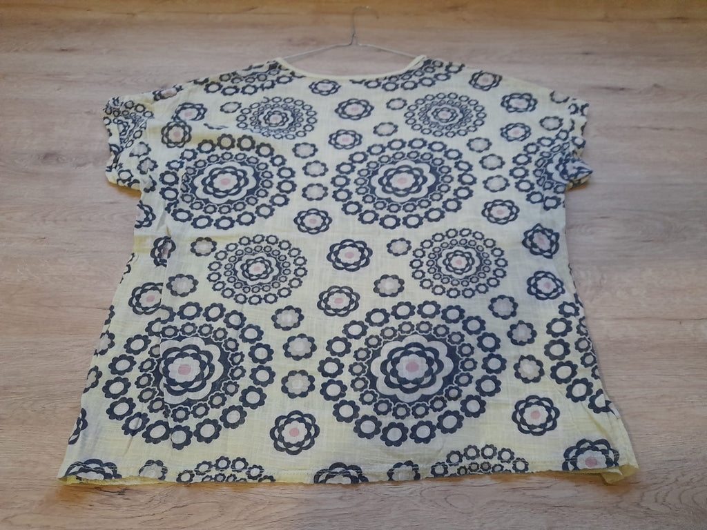 BLUSA  AMARILLA VERANIEGA M/C CON ESTAMPADO Y LENTEJUELAS