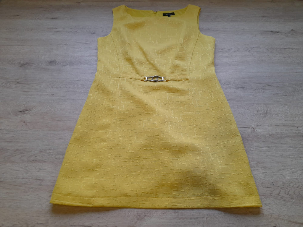VESTIDO MIDI AMARILLO CON FORRO,SIN MANGAS Y DETALLE EN CINTURA