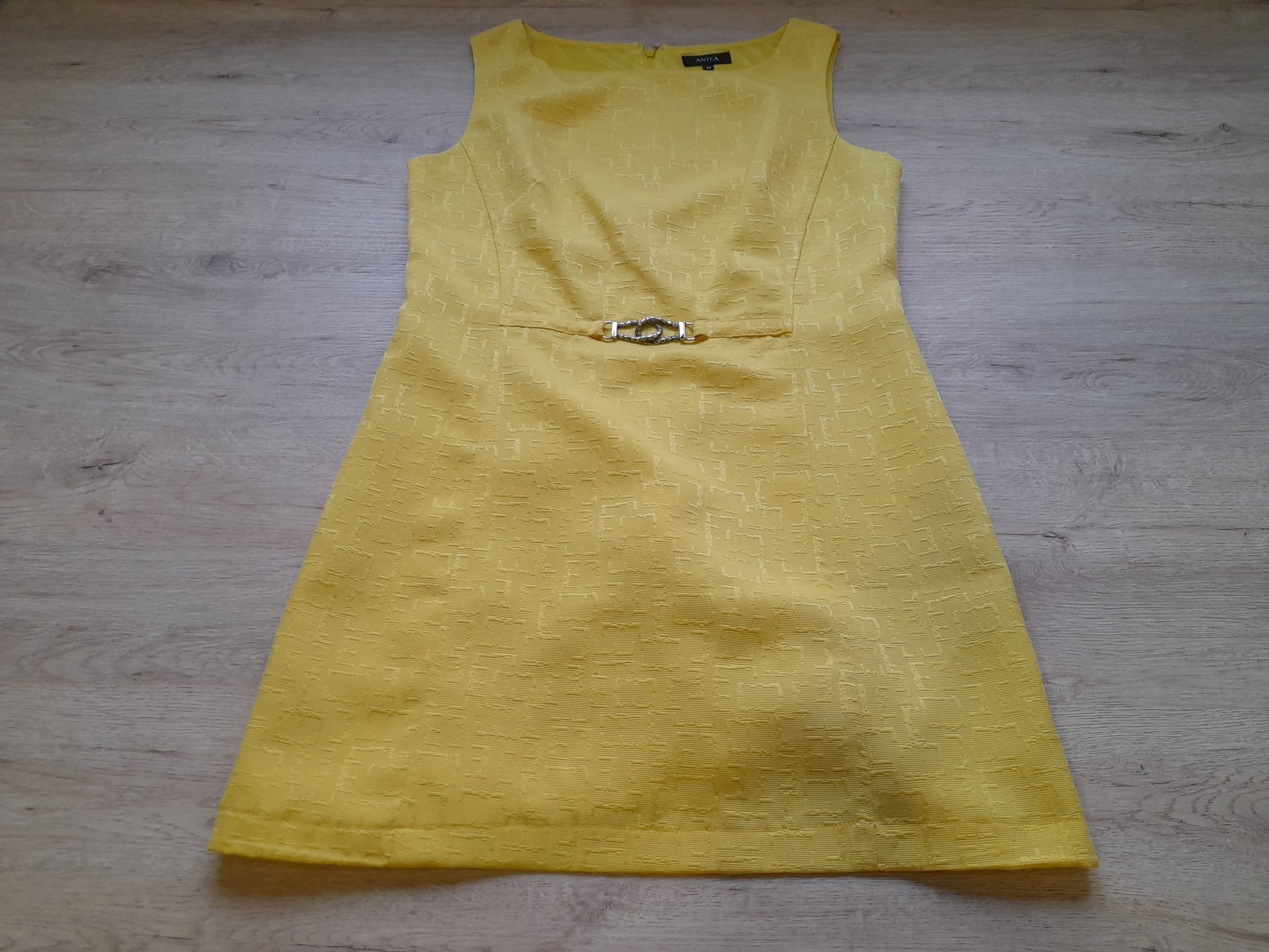 VESTIDO MIDI AMARILLO CON FORRO,SIN MANGAS Y DETALLE EN CINTURA
