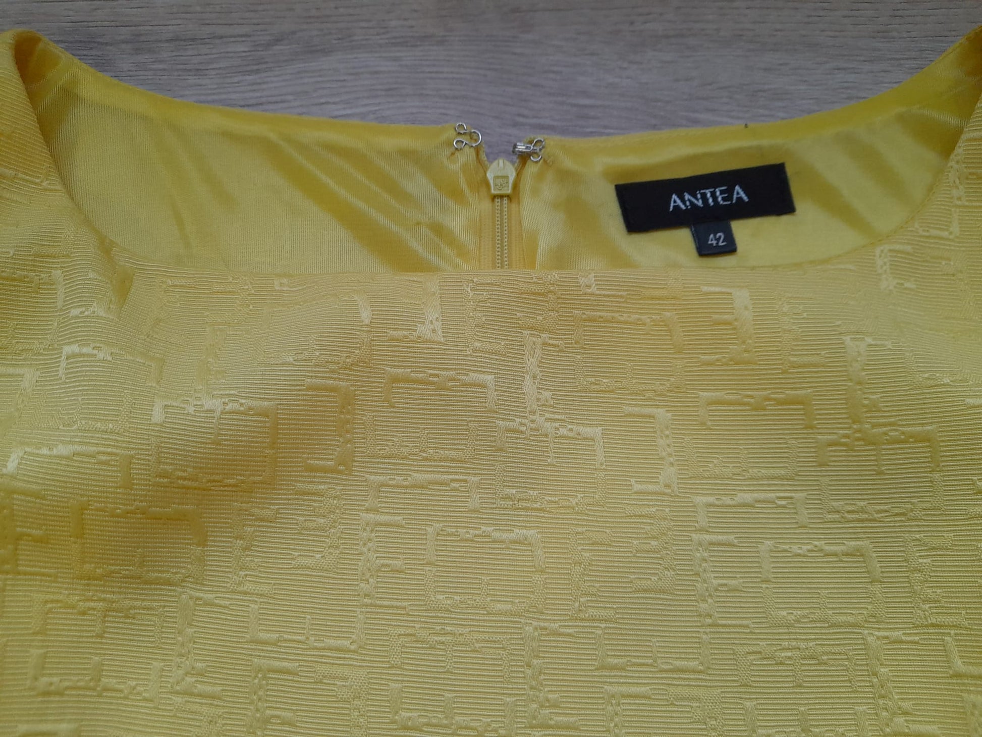 VESTIDO MIDI AMARILLO CON FORRO,SIN MANGAS Y DETALLE EN CINTURA