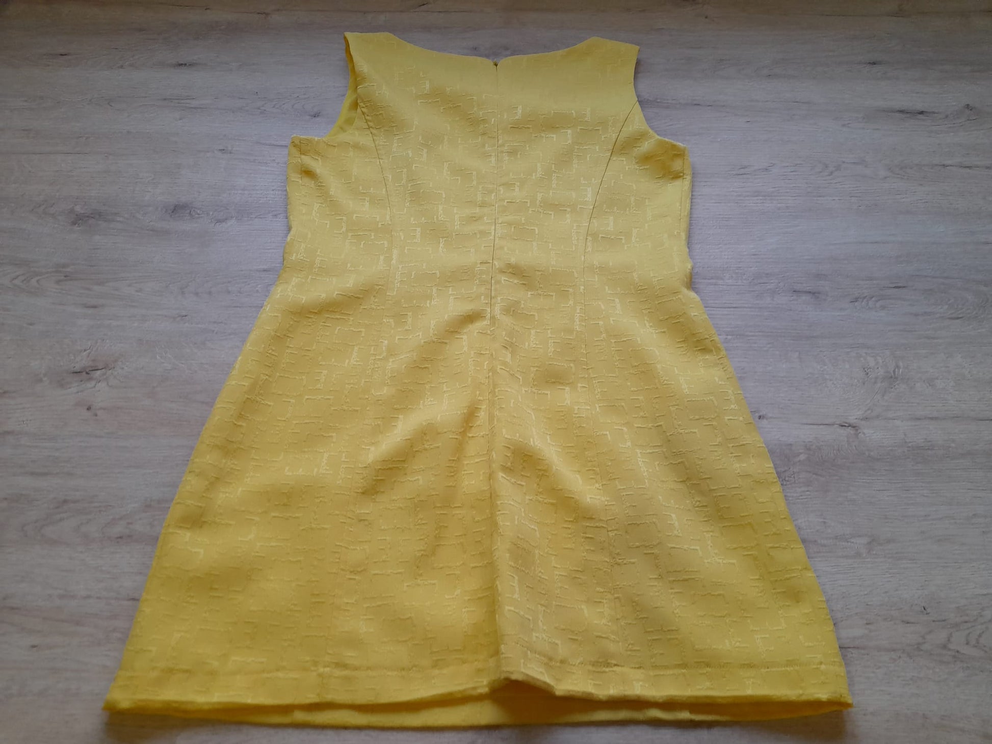 VESTIDO MIDI AMARILLO CON FORRO,SIN MANGAS Y DETALLE EN CINTURA