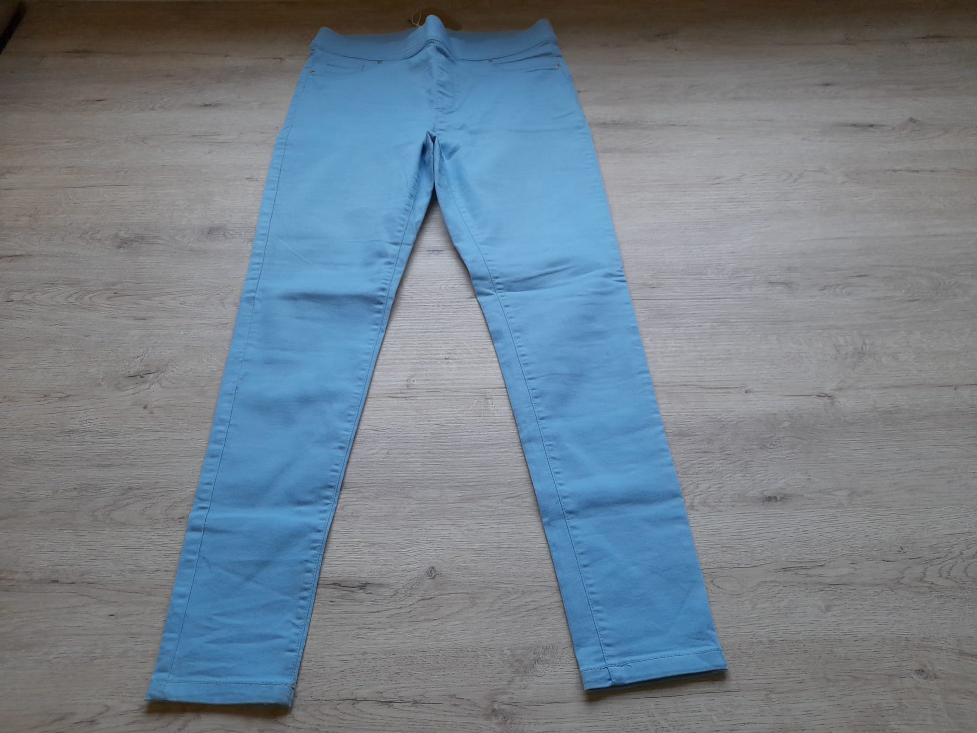 PANTALÓN JOGGER AZUL CLARO ELÁSTICO (PEQUEÑA MANCHA PARTE TRASERA -FOTO-)