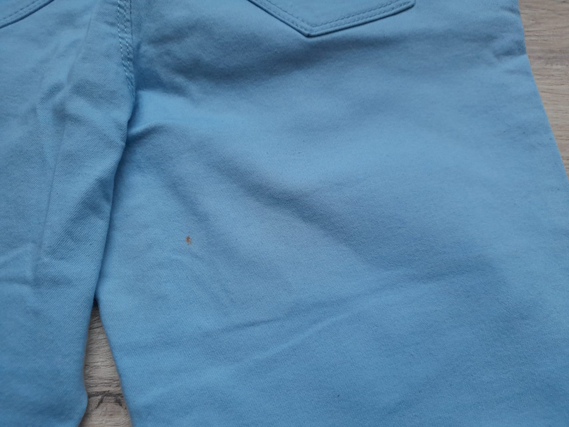 PANTALÓN JOGGER AZUL CLARO ELÁSTICO (PEQUEÑA MANCHA PARTE TRASERA -FOTO-)