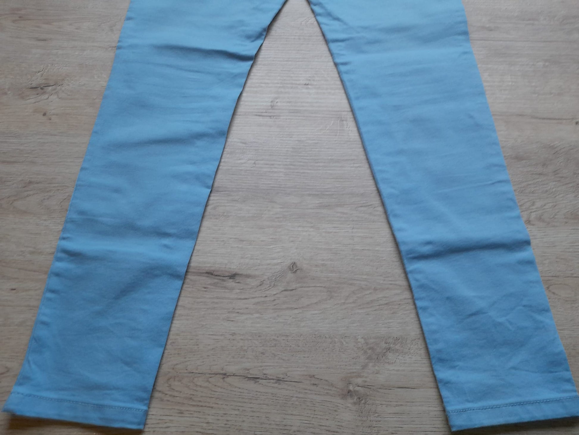 PANTALÓN JOGGER AZUL CLARO ELÁSTICO (PEQUEÑA MANCHA PARTE TRASERA -FOTO-)