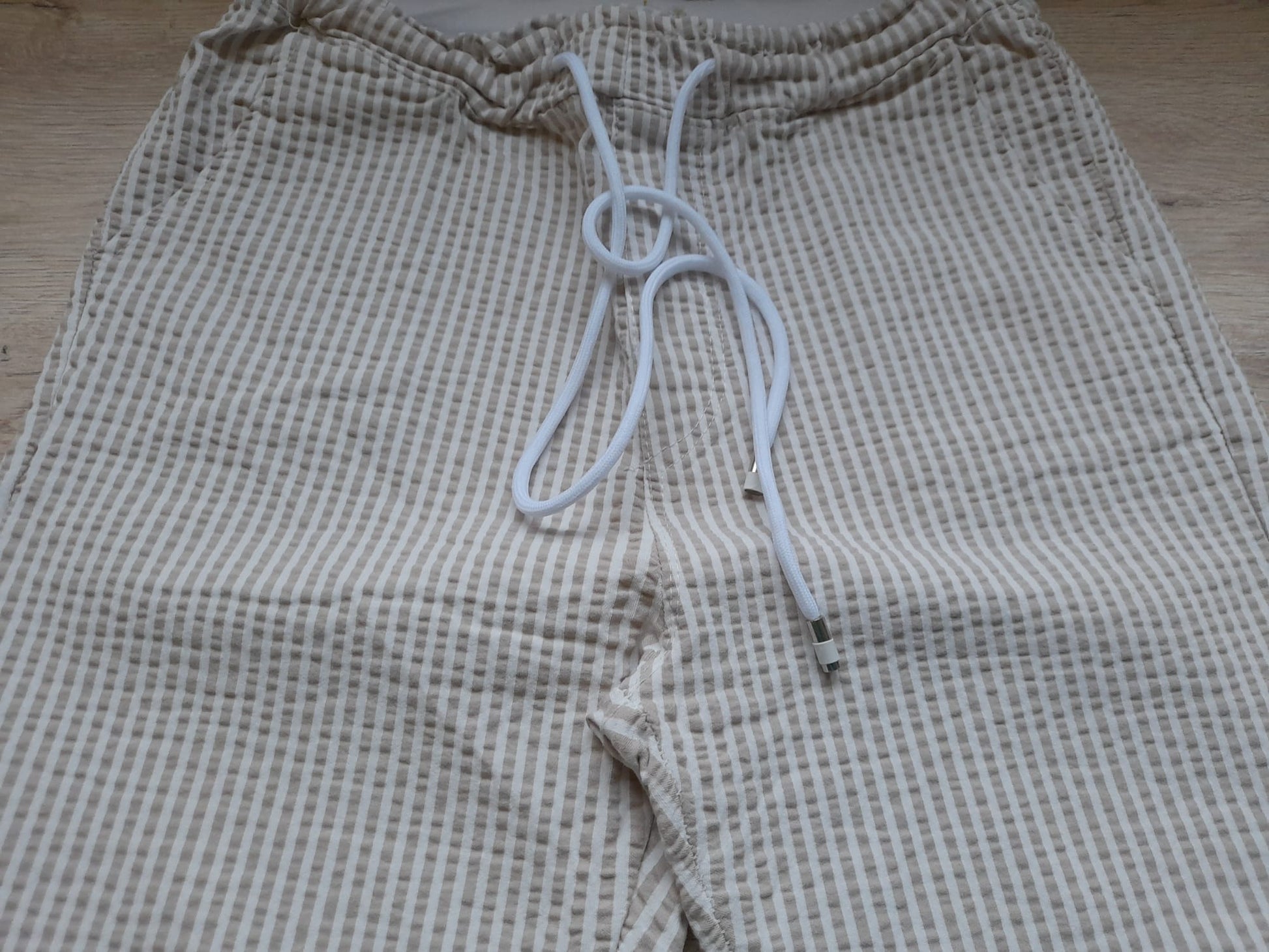 PANTALÓN BLANCO CON RAYAS BEIGE Y GOMA EN CINTURA