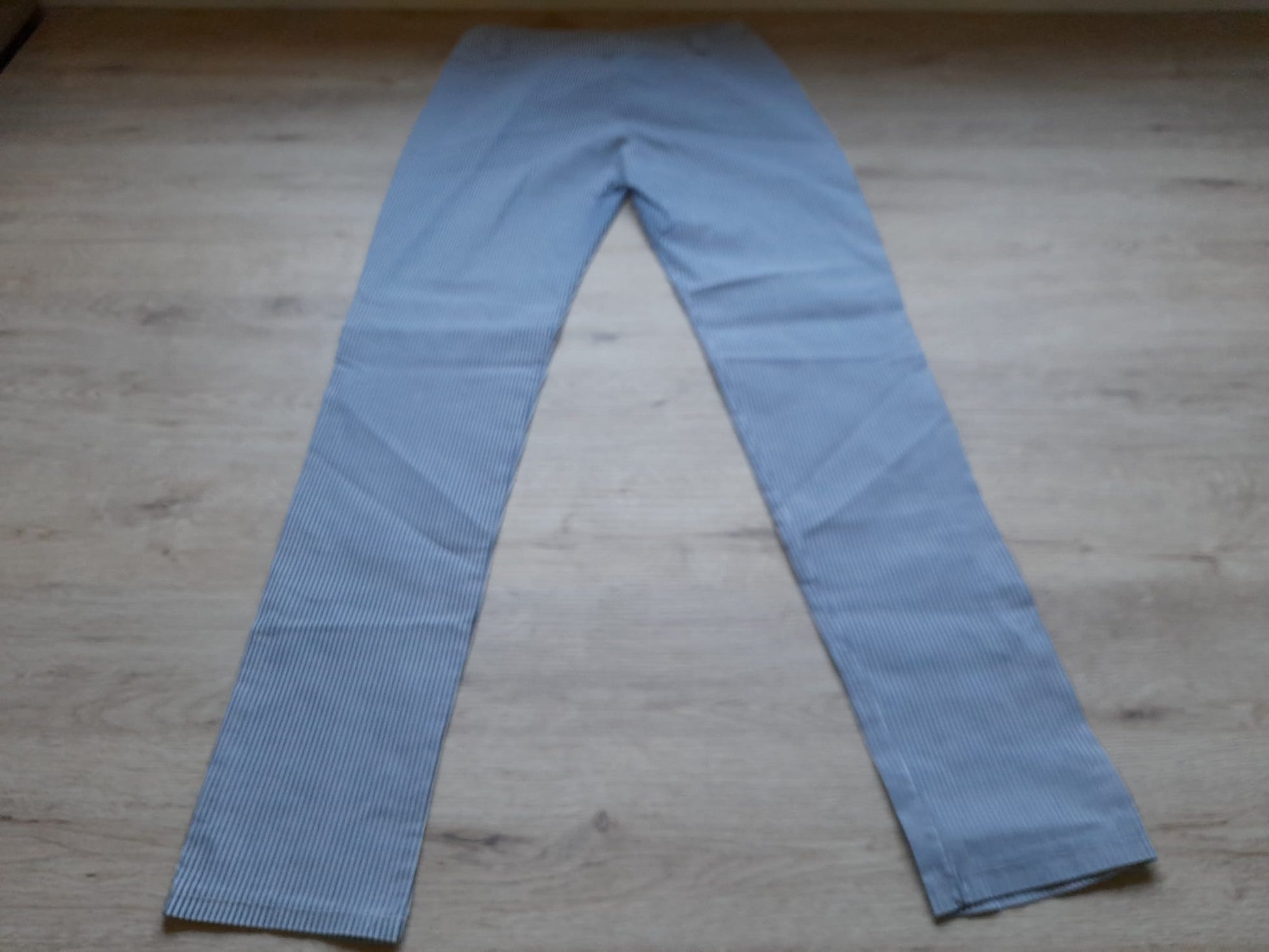 PANTALÓN BLANCO CON RAYAS AZULES ELÁSTICO