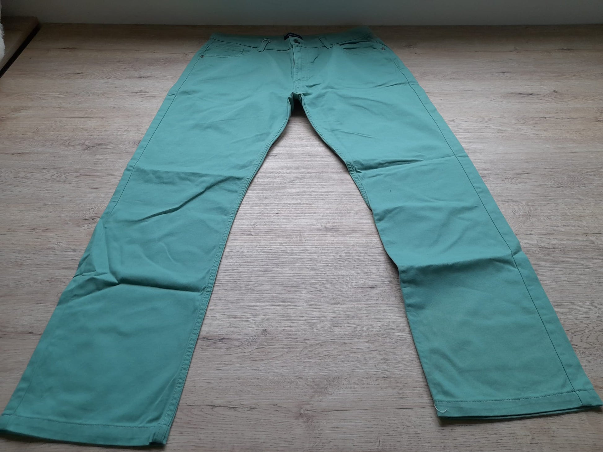 PANTALÓN TIPO VAQUERO VERDE MAR ELÁSTICO ( PEQUEÑA MANCHA MUSLO, INCLUIDA EN FOTO )