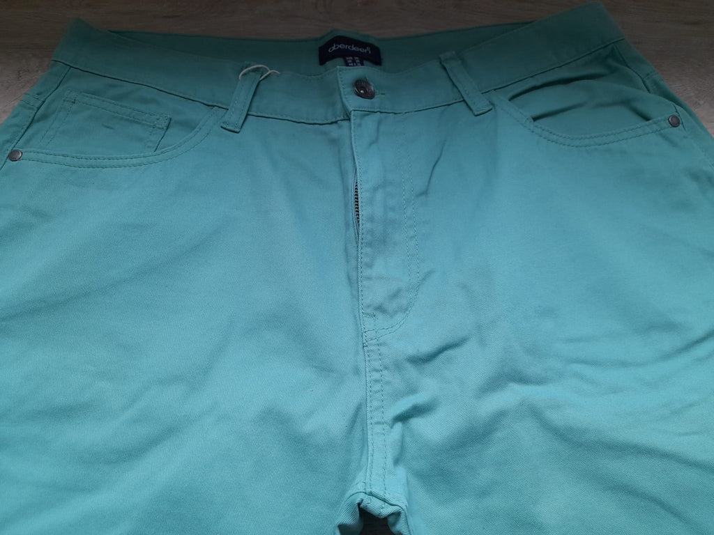 PANTALÓN TIPO VAQUERO VERDE MAR ELÁSTICO ( PEQUEÑA MANCHA MUSLO, INCLUIDA EN FOTO )