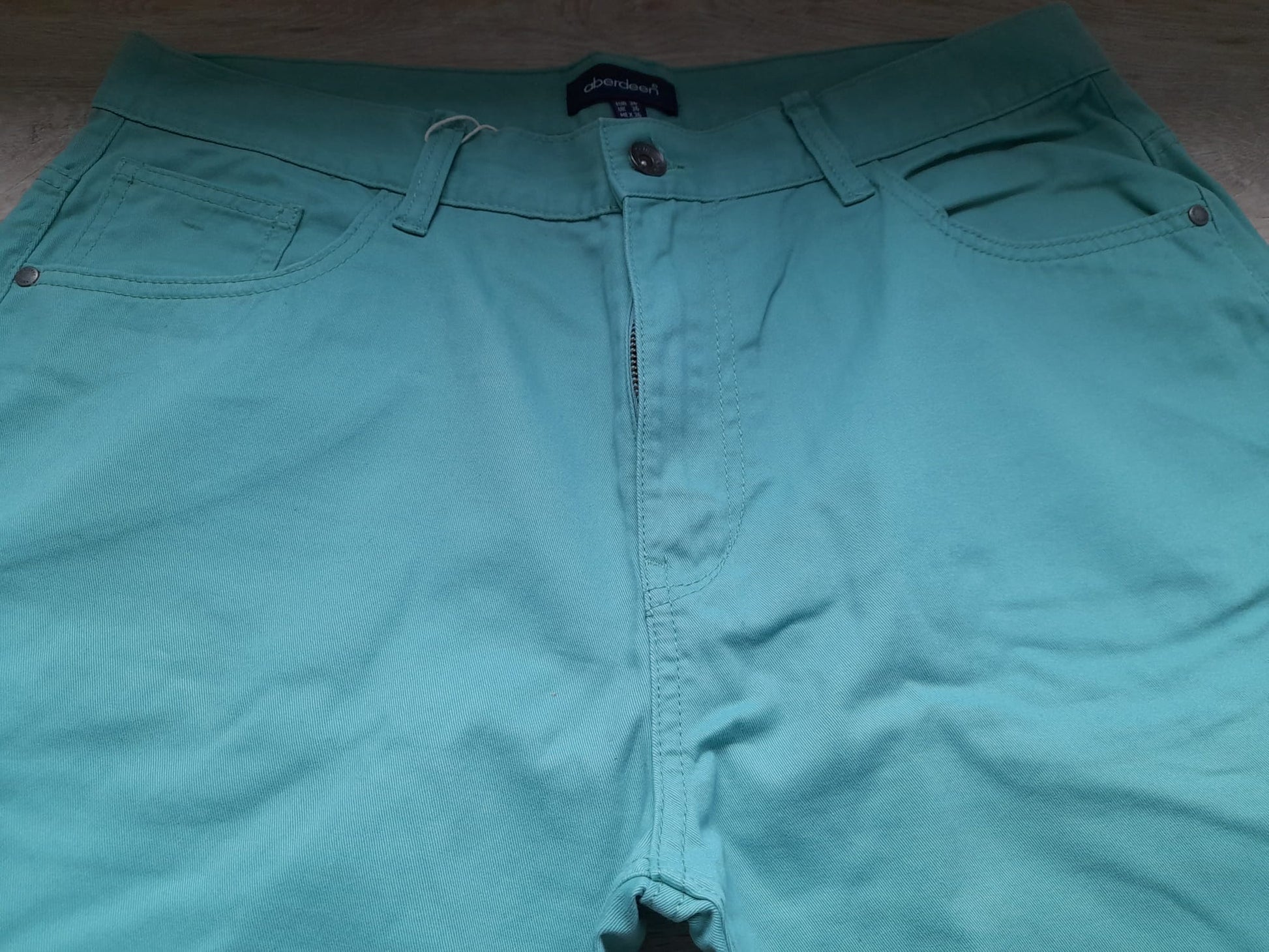 PANTALÓN TIPO VAQUERO VERDE MAR ELÁSTICO ( PEQUEÑA MANCHA MUSLO, INCLUIDA EN FOTO )