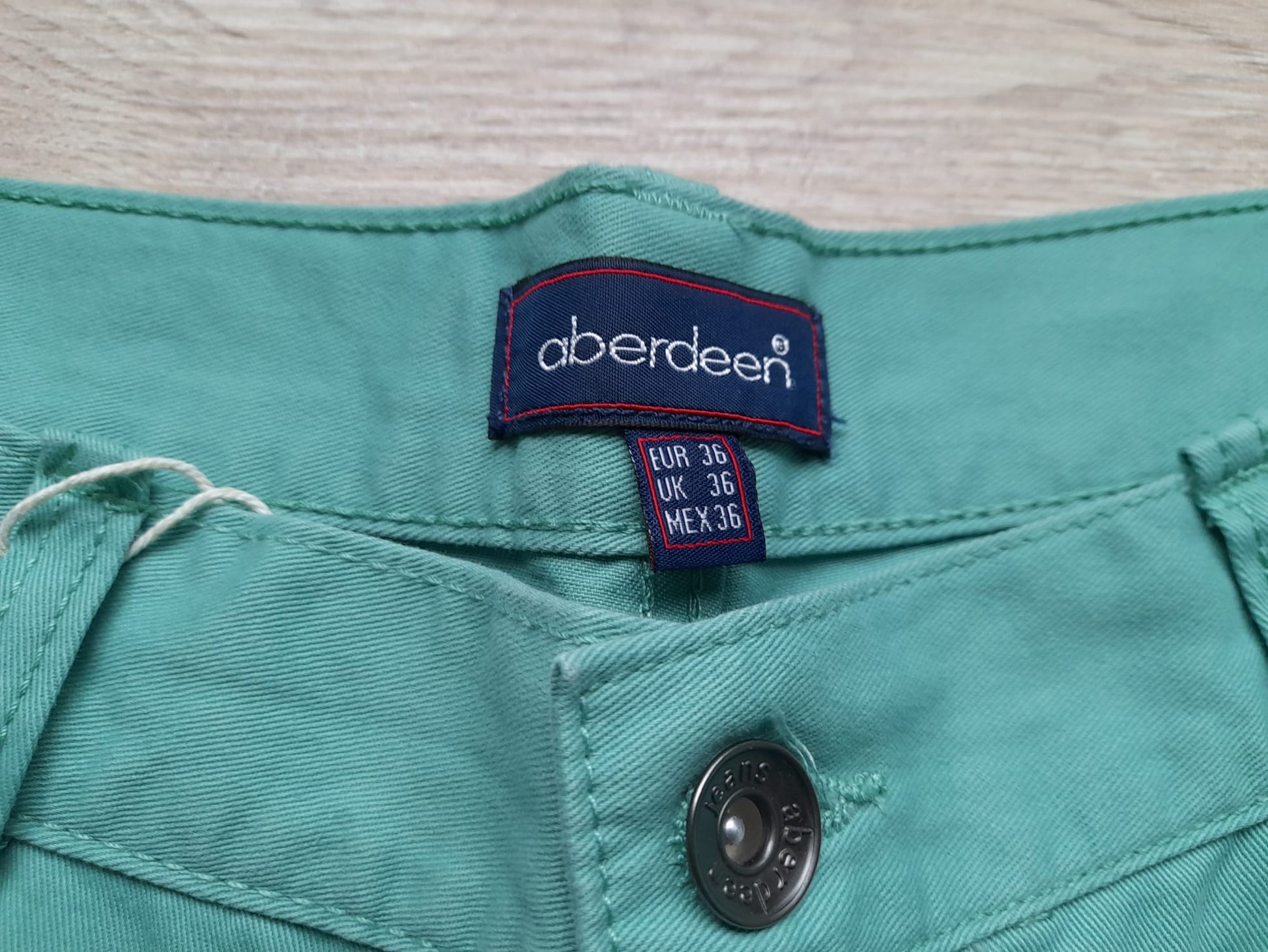 PANTALÓN TIPO VAQUERO VERDE MAR ELÁSTICO ( PEQUEÑA MANCHA MUSLO, INCLUIDA EN FOTO )