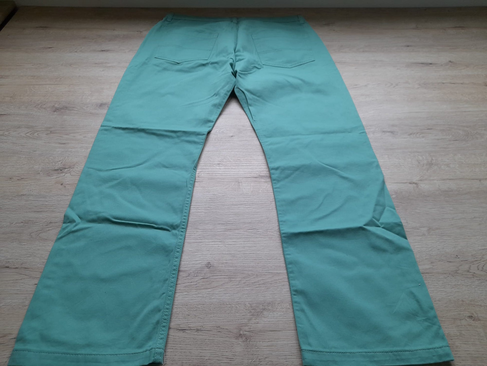 PANTALÓN TIPO VAQUERO VERDE MAR ELÁSTICO ( PEQUEÑA MANCHA MUSLO, INCLUIDA EN FOTO )