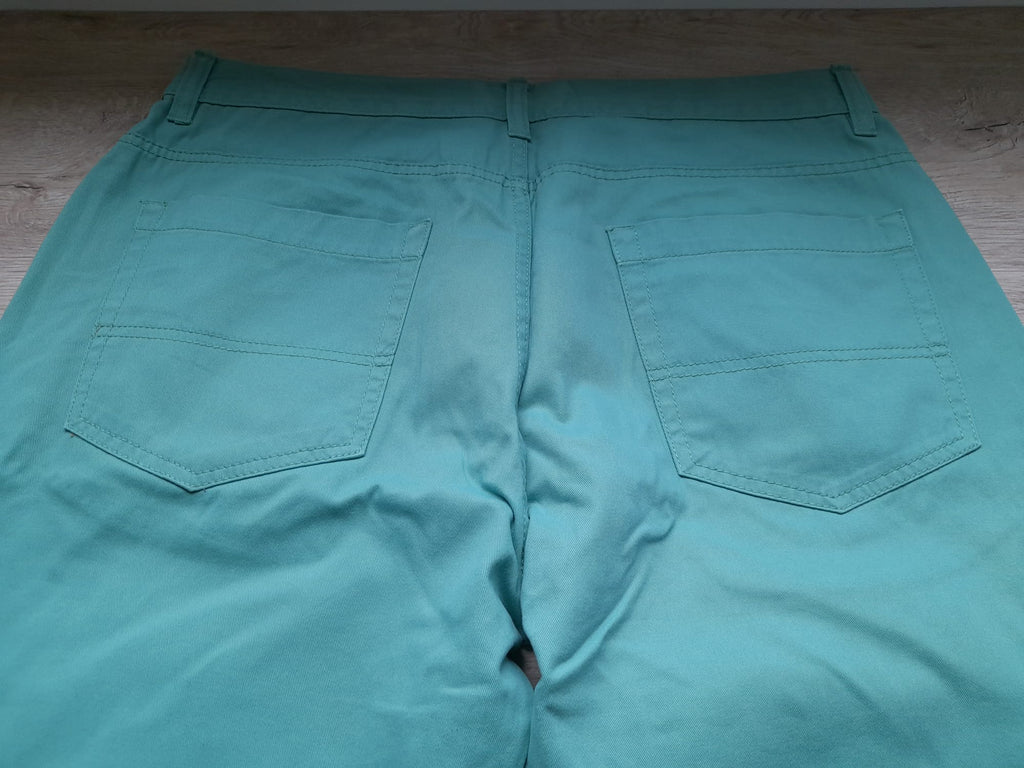 PANTALÓN TIPO VAQUERO VERDE MAR ELÁSTICO ( PEQUEÑA MANCHA MUSLO, INCLUIDA EN FOTO )