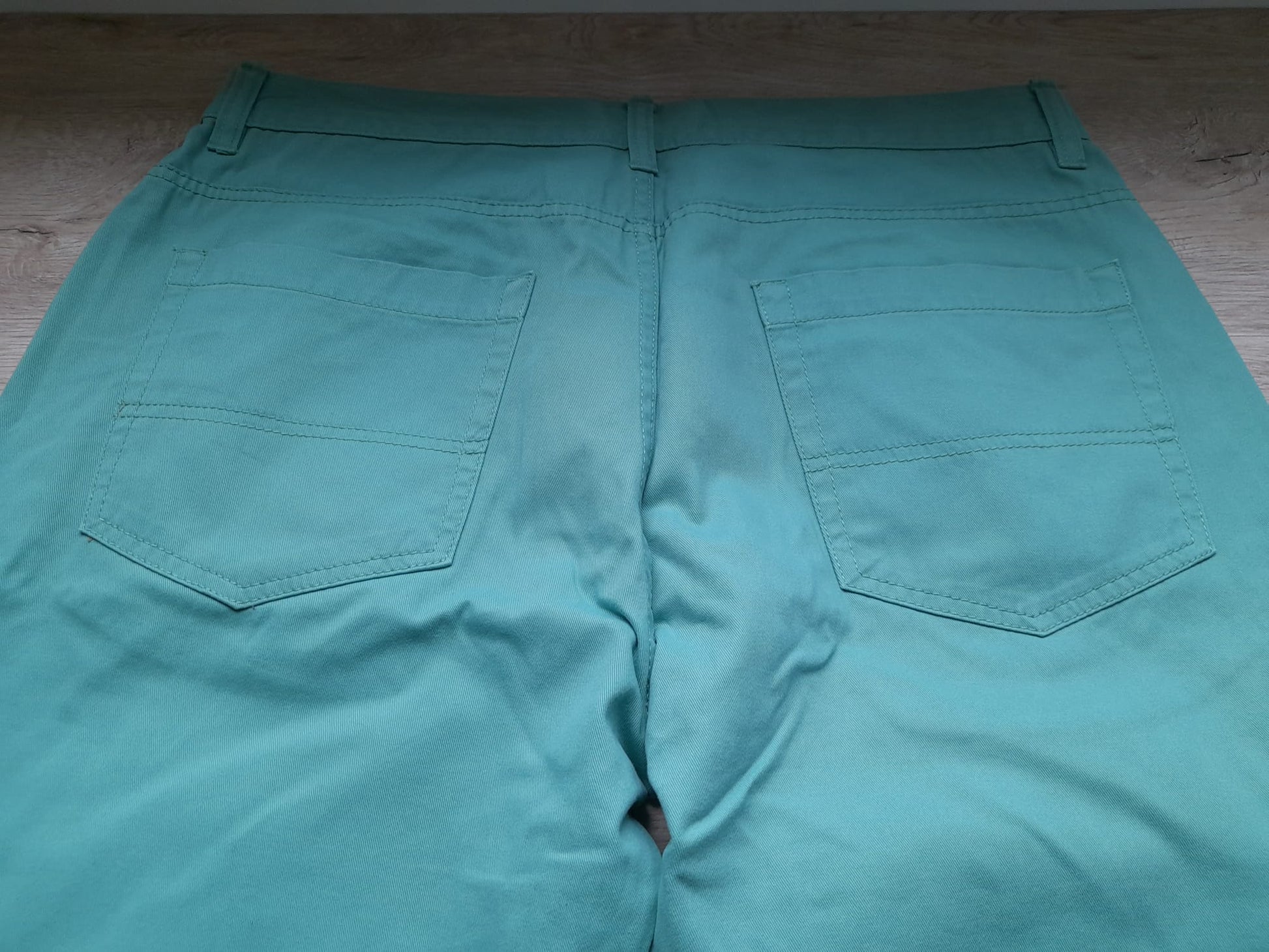 PANTALÓN TIPO VAQUERO VERDE MAR ELÁSTICO ( PEQUEÑA MANCHA MUSLO, INCLUIDA EN FOTO )