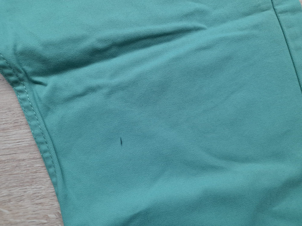 PANTALÓN TIPO VAQUERO VERDE MAR ELÁSTICO ( PEQUEÑA MANCHA MUSLO, INCLUIDA EN FOTO )
