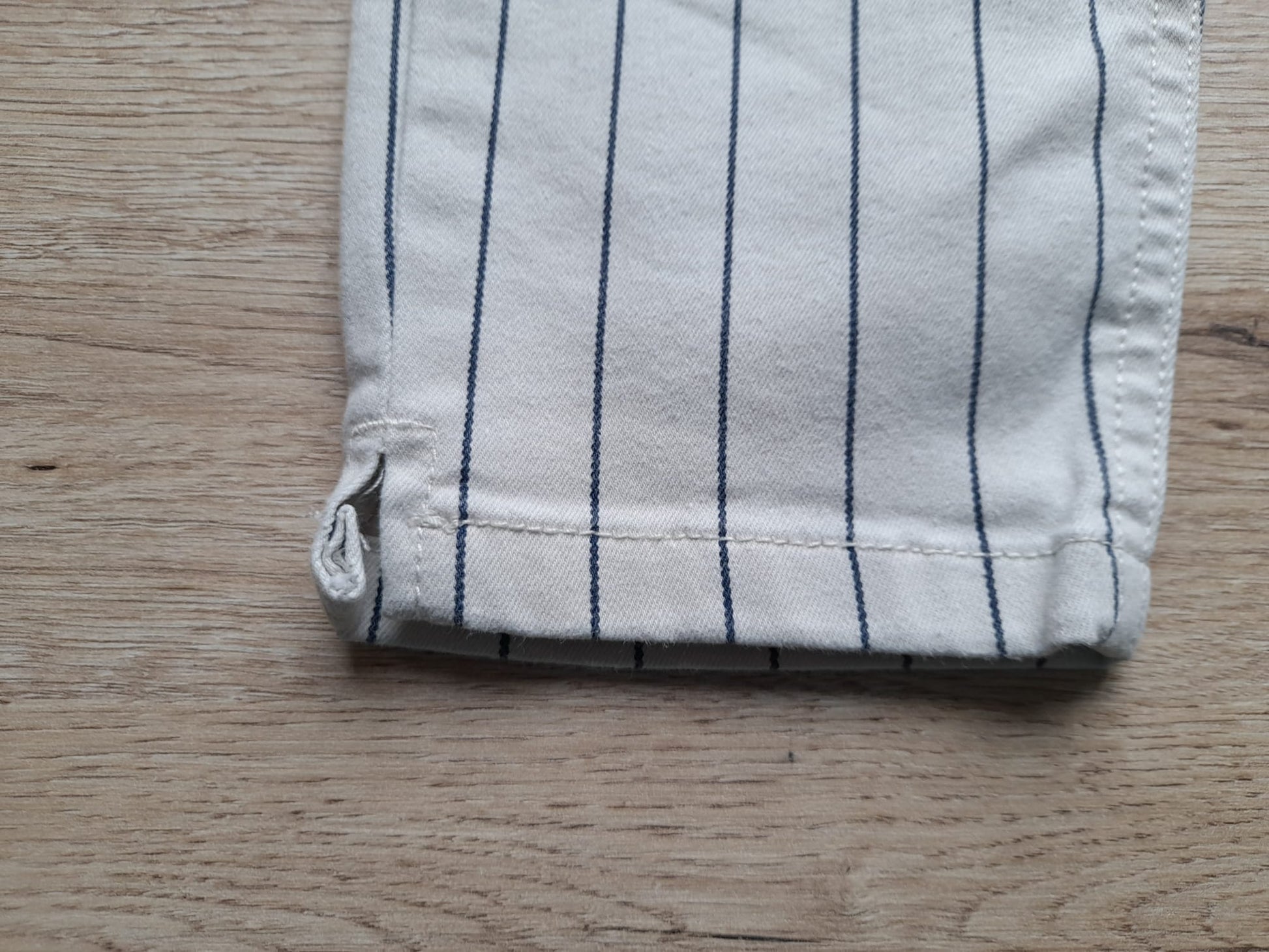 PANTALÓN BLANCO CON RAYAS AZULES ELÁSTICO