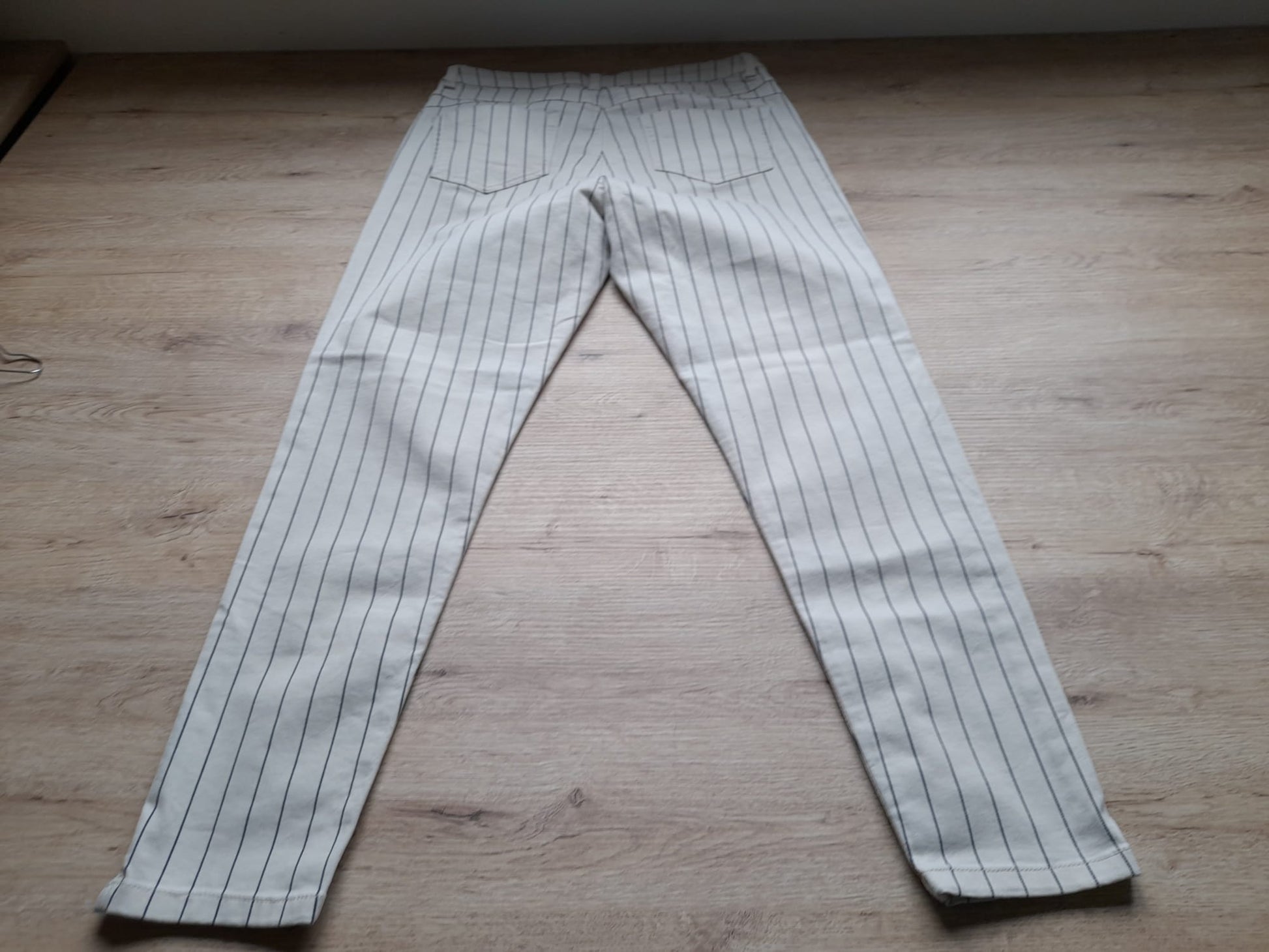 PANTALÓN BLANCO CON RAYAS AZULES ELÁSTICO