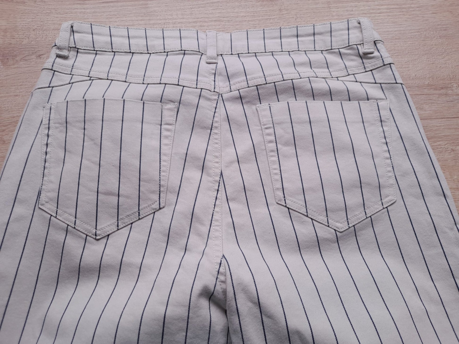 PANTALÓN BLANCO CON RAYAS AZULES ELÁSTICO