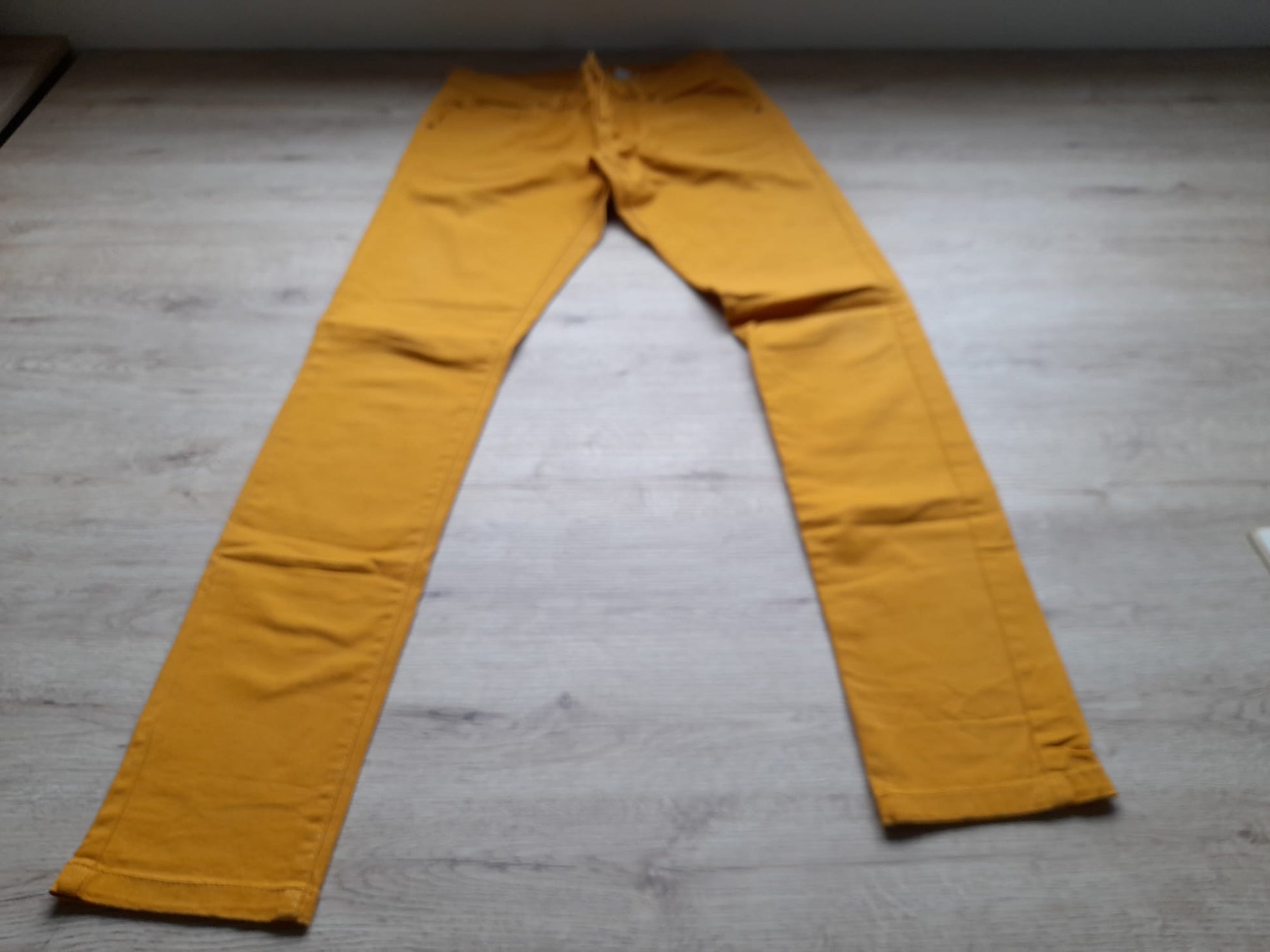 PANTALÓN MOSTAZA TIPO VAQUERO ELÁSTICO