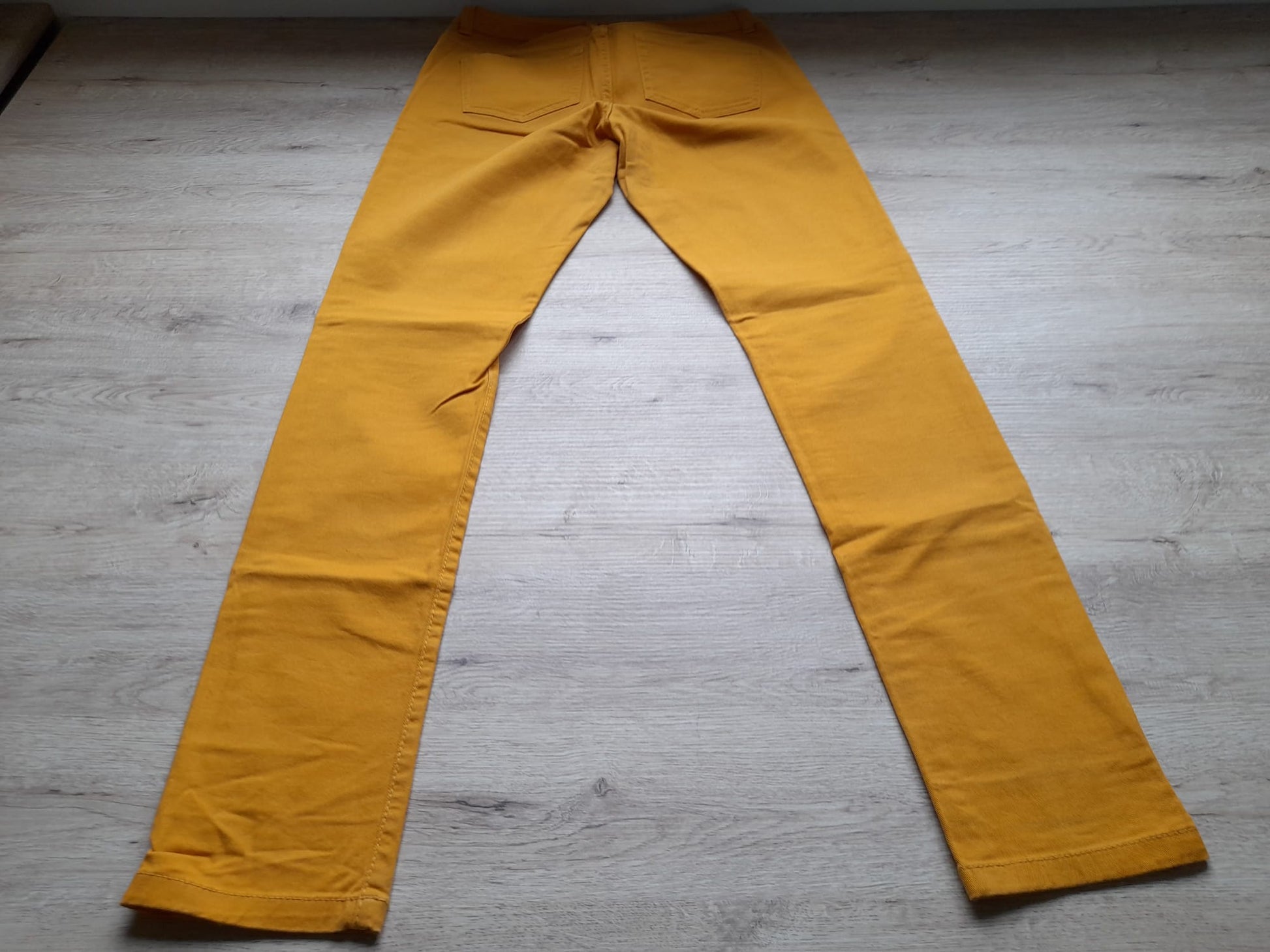 PANTALÓN MOSTAZA TIPO VAQUERO ELÁSTICO