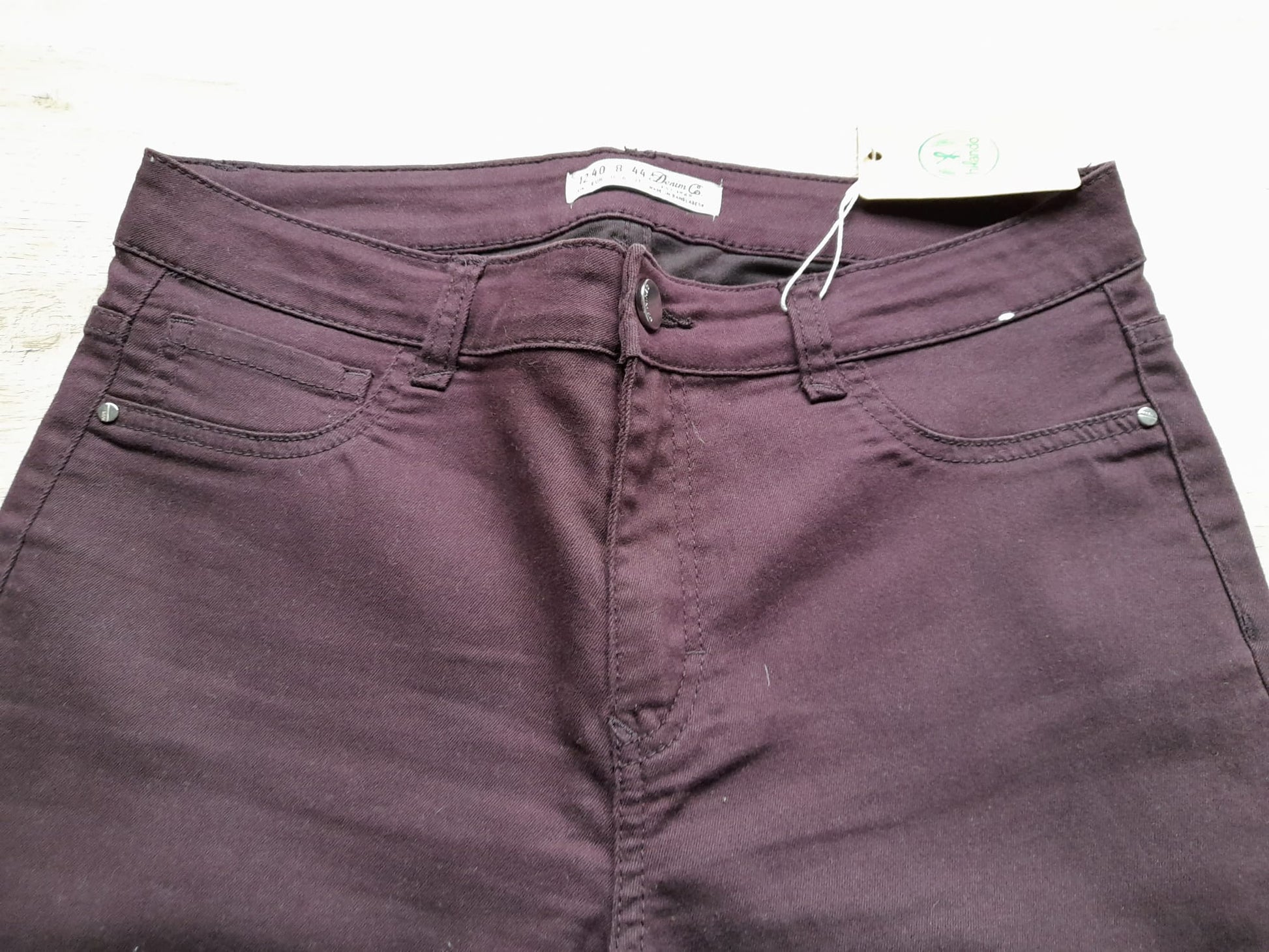 PANTALÓN BERENJENA TIPO VAQUERO ELÁSTICO