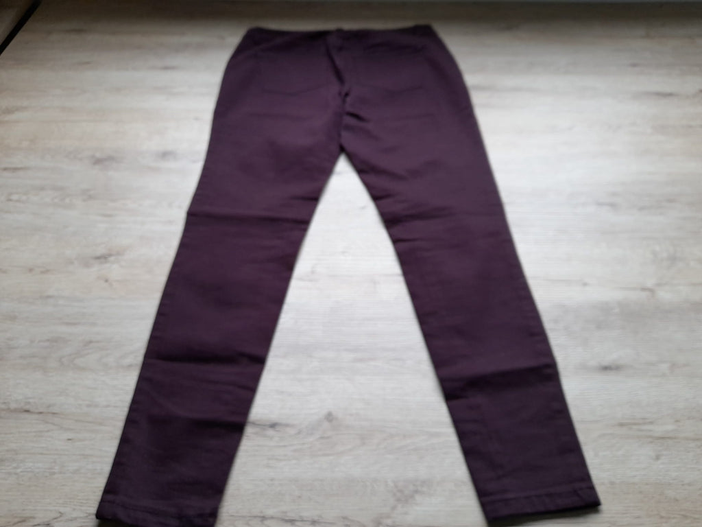 PANTALÓN BERENJENA TIPO VAQUERO ELÁSTICO